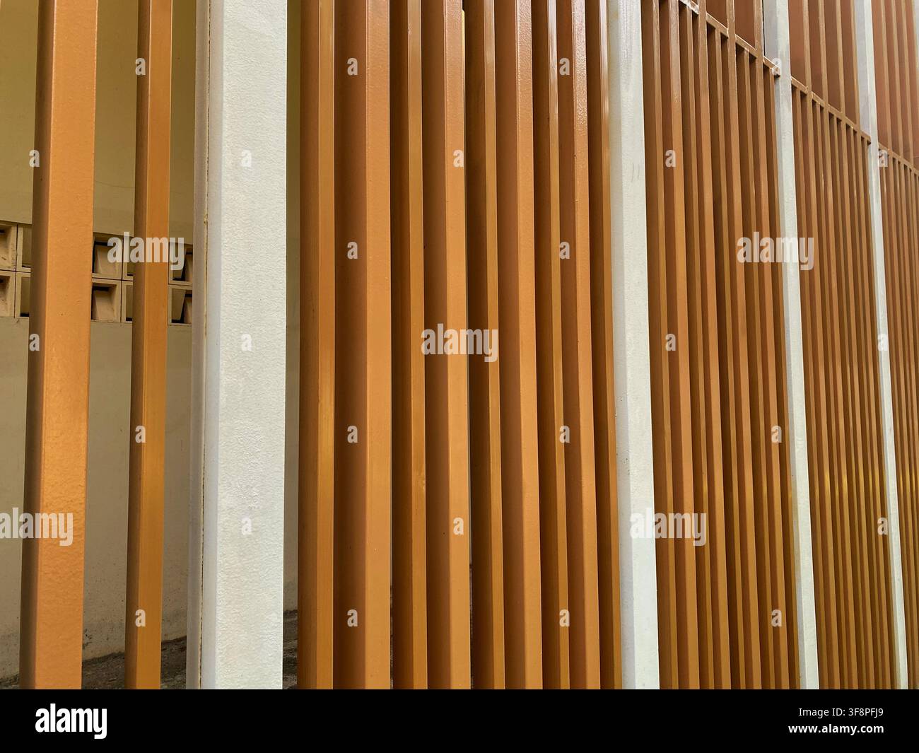 Fond texturé moderne en lattes de bois jaune Banque D'Images