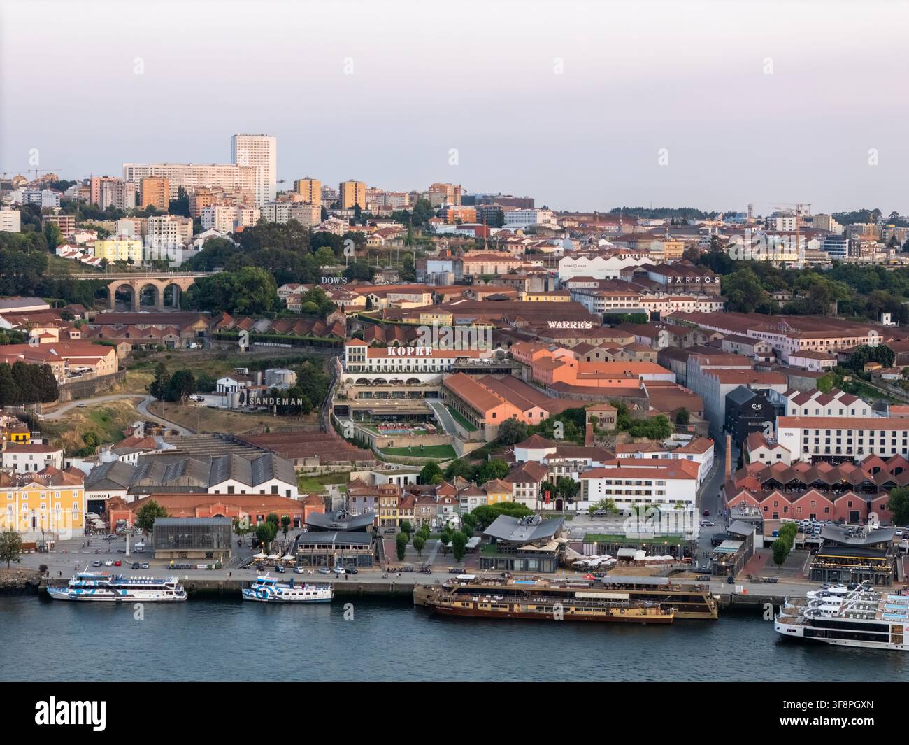 Vila Nova de Gaia, Portugal - 28 juillet 2026 : Vue des celliers historiques de vin de Porto le long du fleuve Douro, avec des toits traditionnels en terre cuite, s Banque D'Images