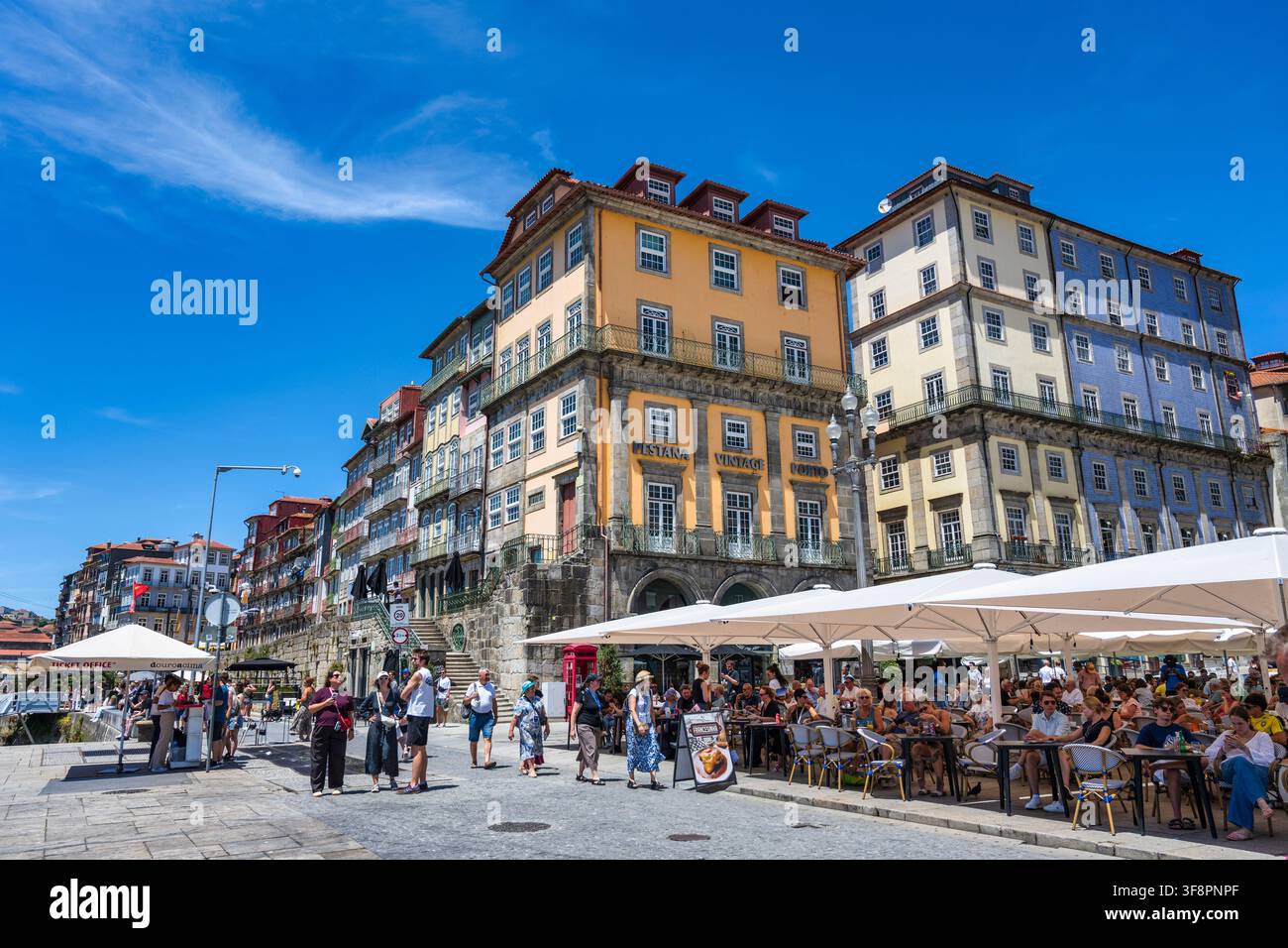 Café en plein air sur la place Ribeira (Praça da Ribeira) au bord de l'eau de Ribeira à Porto, Portugal, Europe du Sud-Ouest Banque D'Images