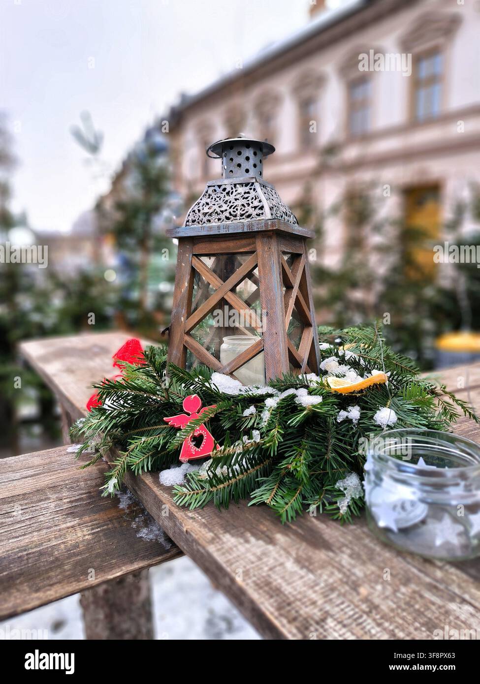 Belle décoration de Noël en plein air avec lanterne, sapin de Noël décoré et statue historique recouverte de neige - Image de stock capturée avec un smartphone