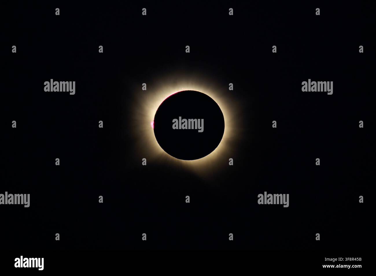 Éclipse solaire totale survenue en Espagne le 12 août 2026. Lueur coronale pendant la totalité. Science et astronomie. Étude de l'univers, de la lune, t Banque D'Images