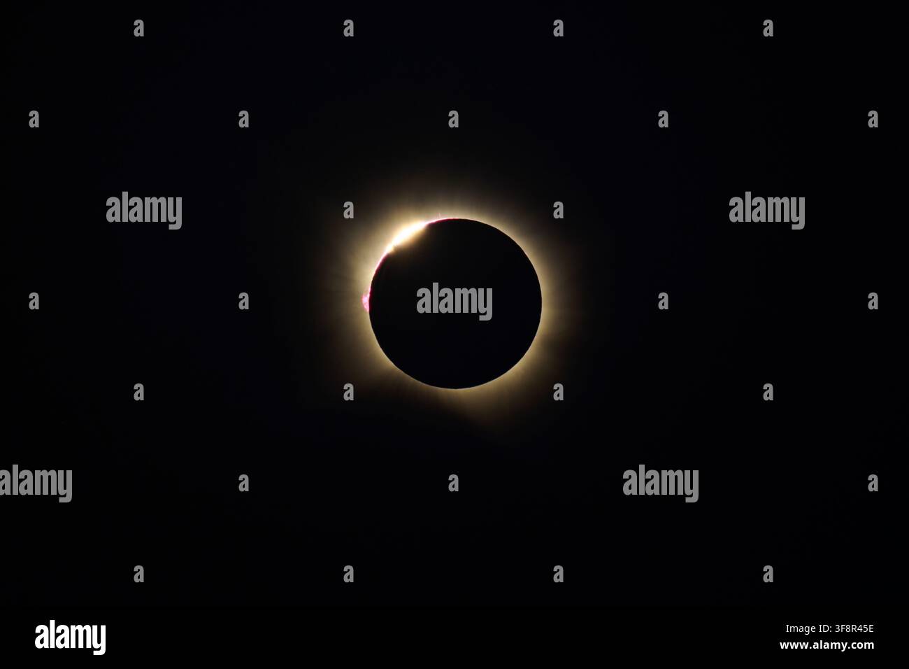 Éclipse solaire totale survenue en Espagne le 12 août 2026. Lueur coronale pendant la totalité. Science et astronomie. Étude de l'univers, de la lune, t Banque D'Images