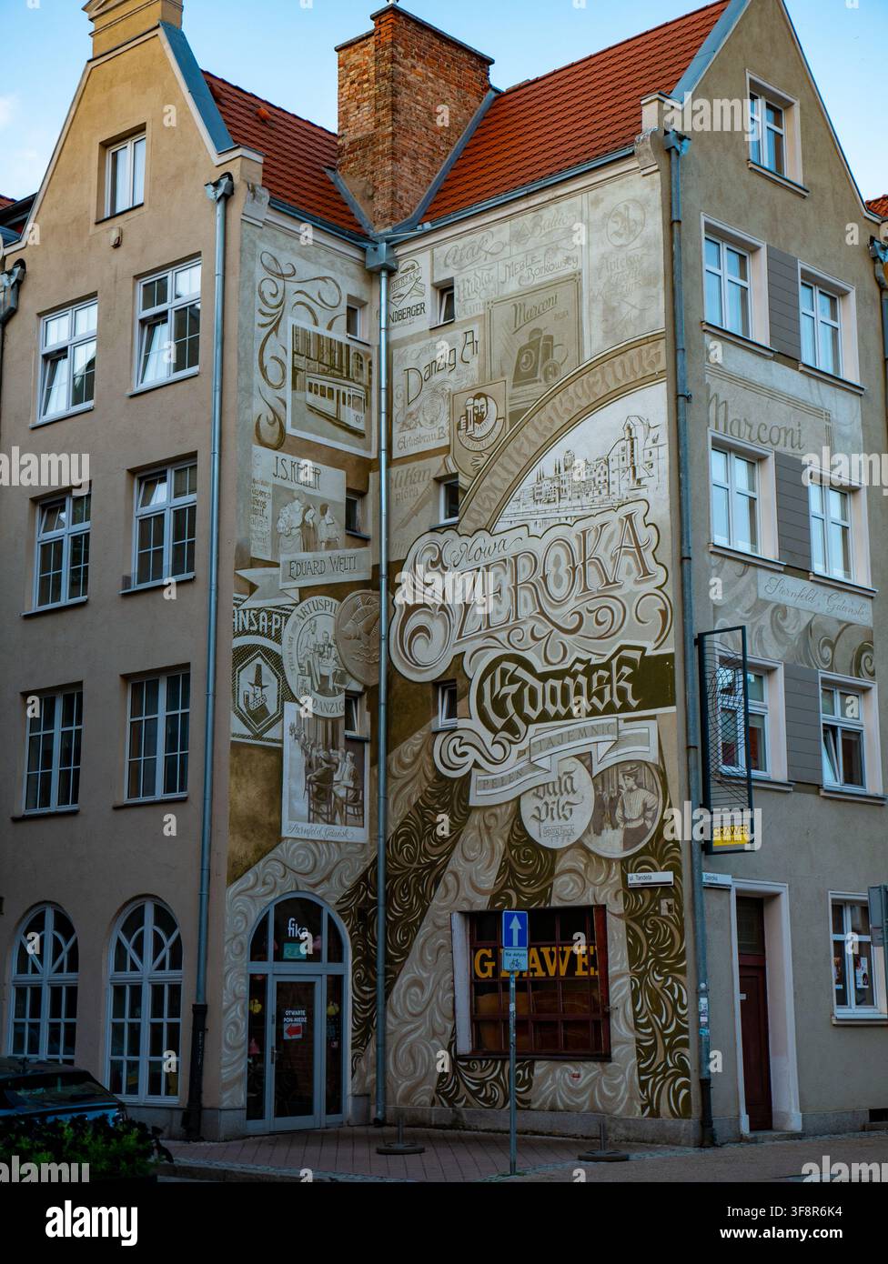 Peinture murale historique de style vintage en sgraffito sur la façade d'une maison résidentielle de la rue Szeroka à Gdańsk, en Pologne. Banque D'Images