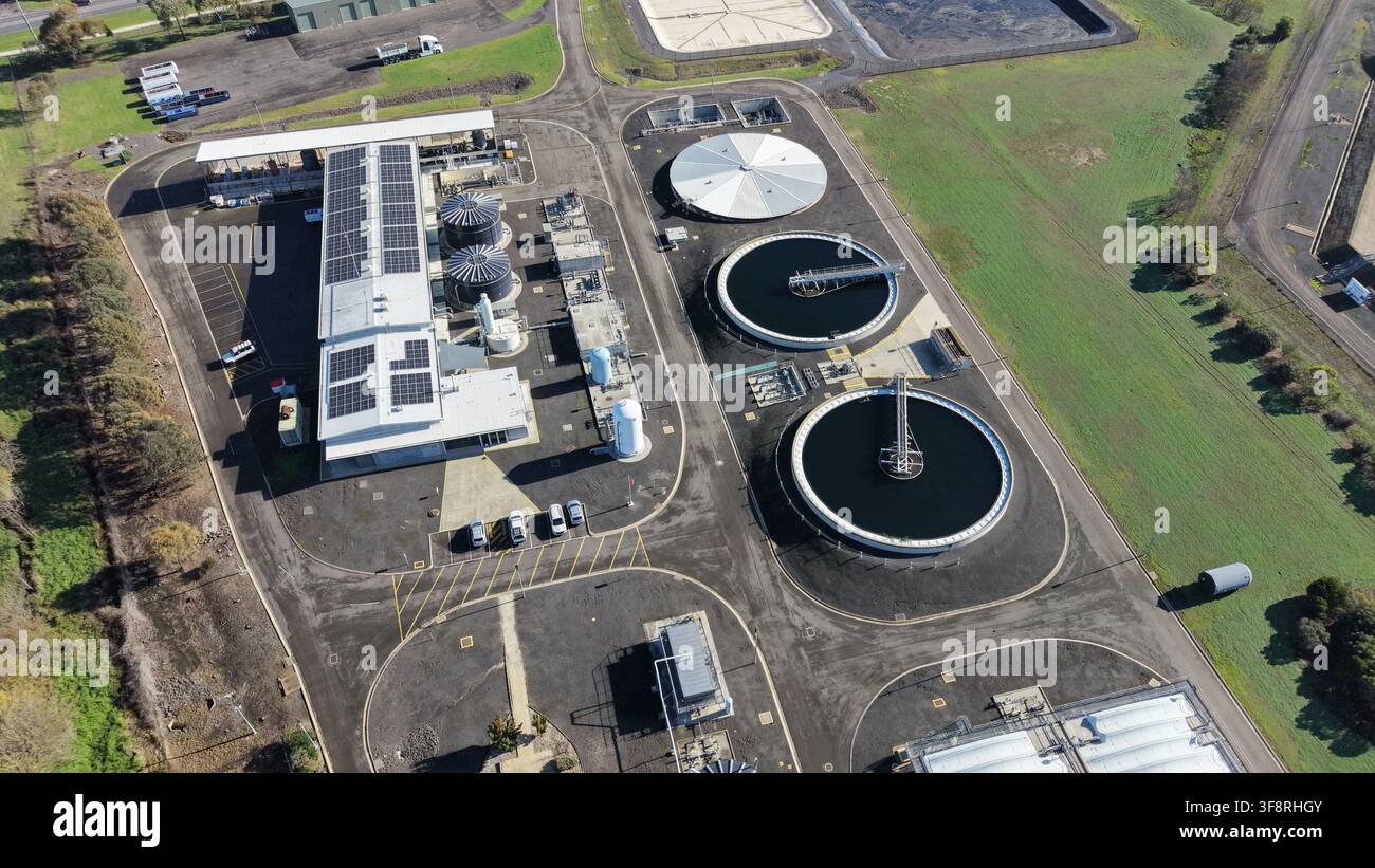 Installation de purification de l'eau avec de grands bassins circulaires et des rangées de panneaux solaires, illustrant l'énergie durable et la protection de l'environnement Banque D'Images