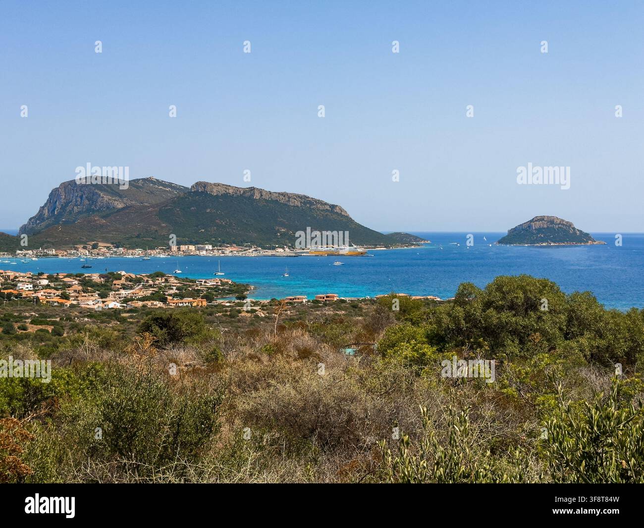 Vue panoramique pittoresque de Golfo Aranci sur la côte nord-est de la Sardaigne, en Italie. Banque D'Images