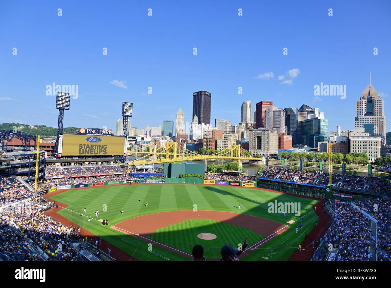 Pittsburgh, Pennsylvanie, États-Unis. Vue depuis l'intérieur du PNC Park, domicile des Pittsburgh Pirates de la Ligue majeure de baseball. Banque D'Images