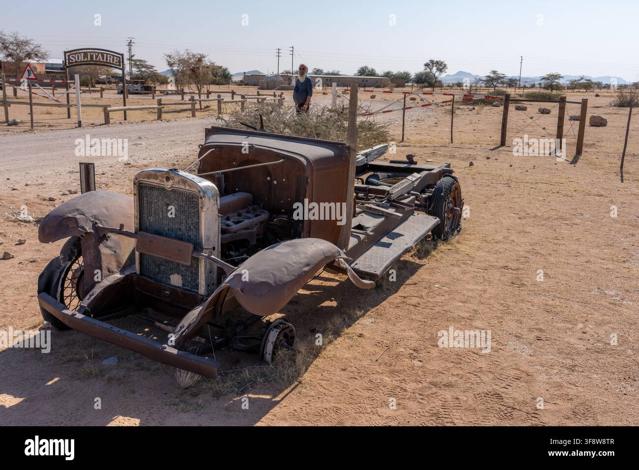 Un vieux tas de ferraille rouillé de voiture vintage dans la colonie désertique isolée de Solitaire, Namibie Banque D'Images