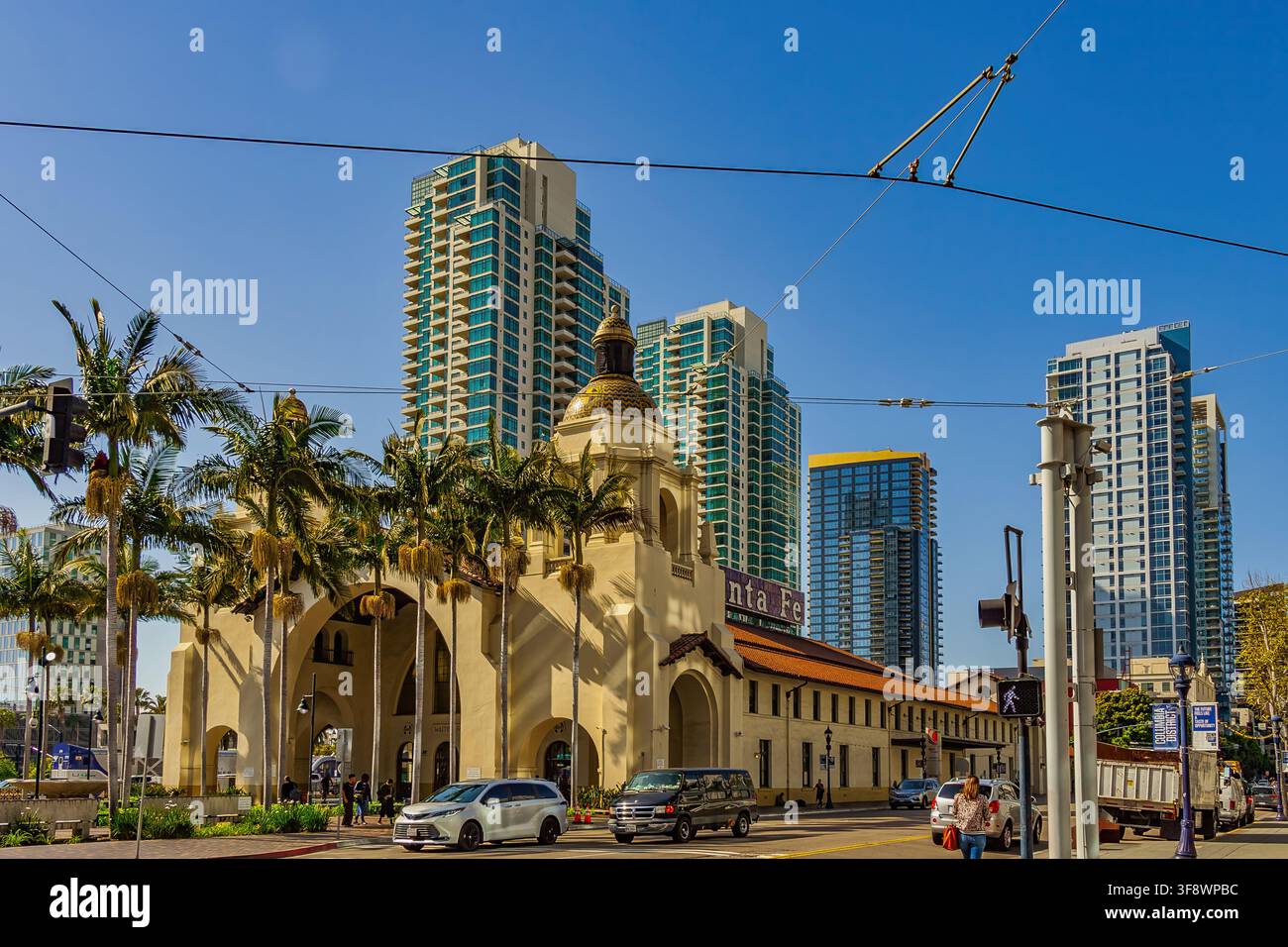 Gare historique de Santa Fe Depot avec dôme et gratte-ciel en arrière-plan. San Diego, Californie, États-Unis, Amérique du Nord Banque D'Images