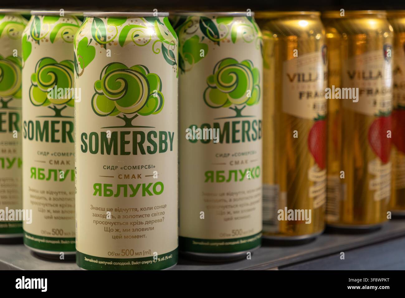 Horodok, Ukraine – 23 mars 2026 : Des canettes de cidre Somersby exposées dans un rayon de boissons, illustrant un choix de boisson fruitée rafraîchissante disponible pour Pu Banque D'Images