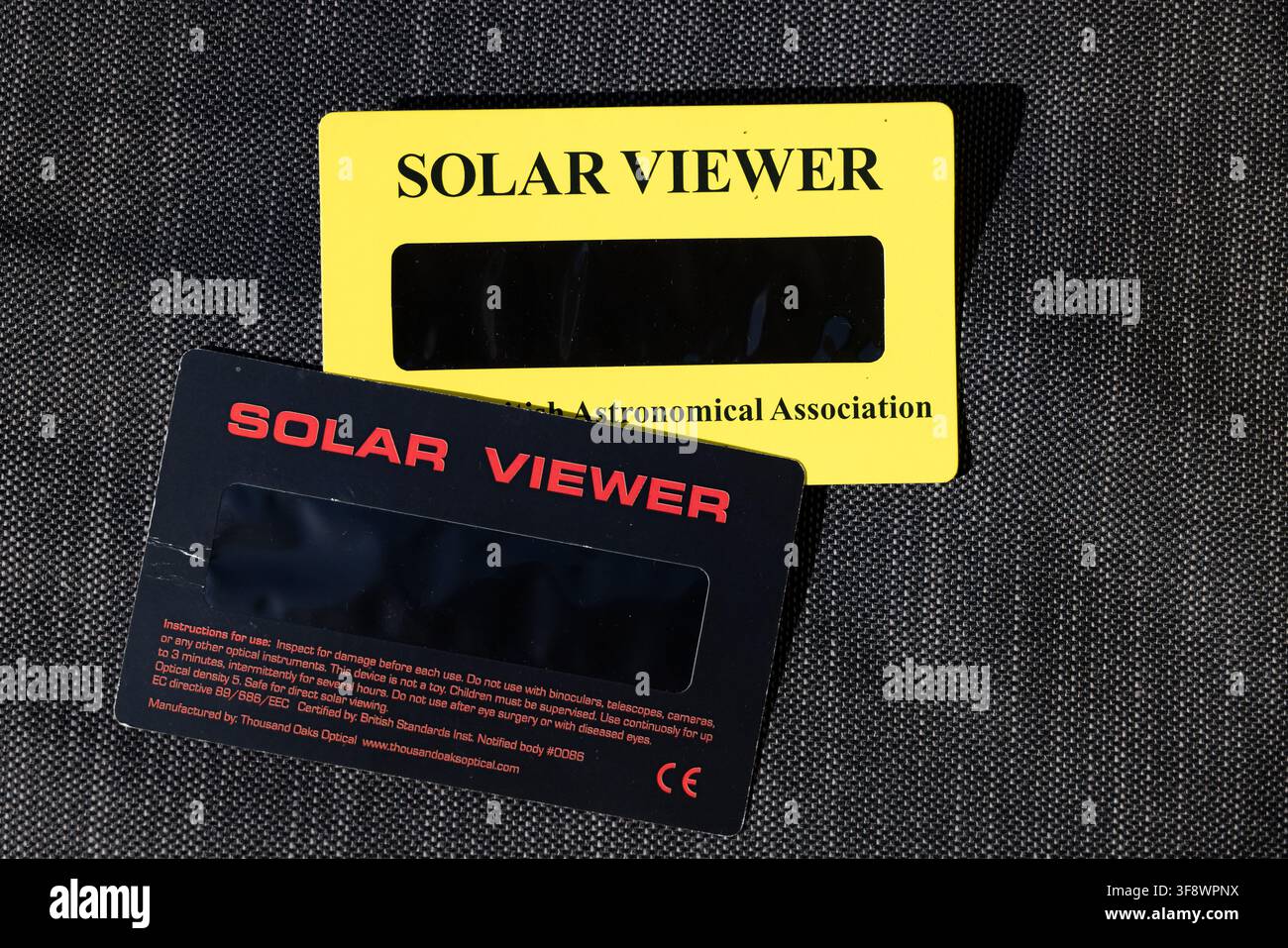 Lunettes de protection solaire pour observer en toute sécurité l'éclipse partielle de soleil du 12 août 2026, montrées sur un fond texturé noir. L'éclipse totale de soleil de 2026 Banque D'Images