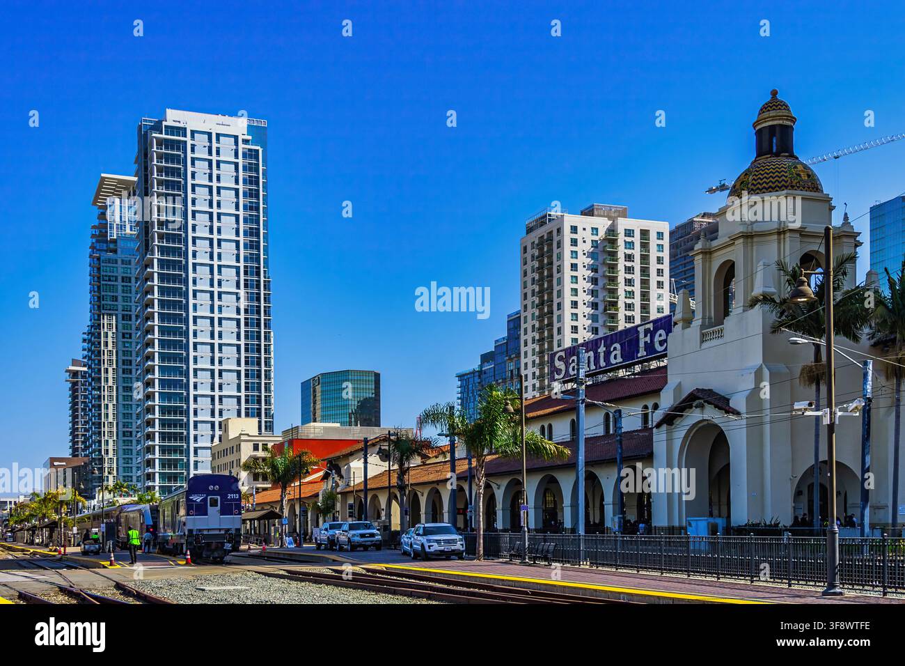 Gare historique de Santa Fe avec la tour The Grande at Santa Fe Place dans la ligne d'horizon du centre-ville. San Diego, Californie, États-Unis Banque D'Images