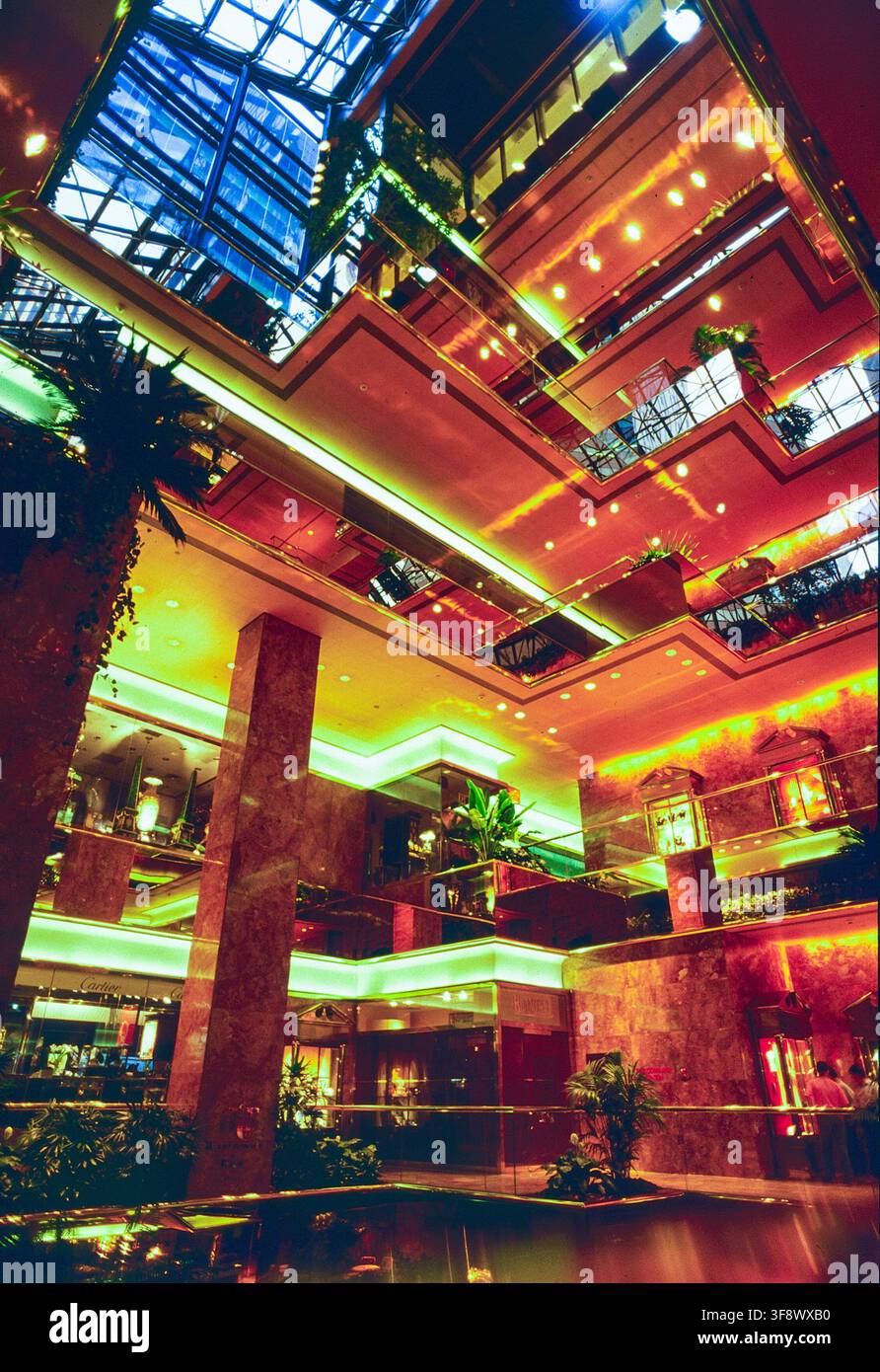 New York City, NY, USA, Atrium intérieur, Architecture moderne, Intérieurs contemporains, Trump Tower, Angle bas, Années 1980 Banque D'Images
