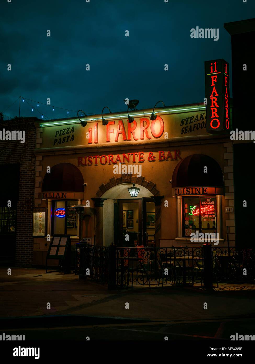 le restaurant il Farro la nuit, Newport Beach, Californie Banque D'Images
