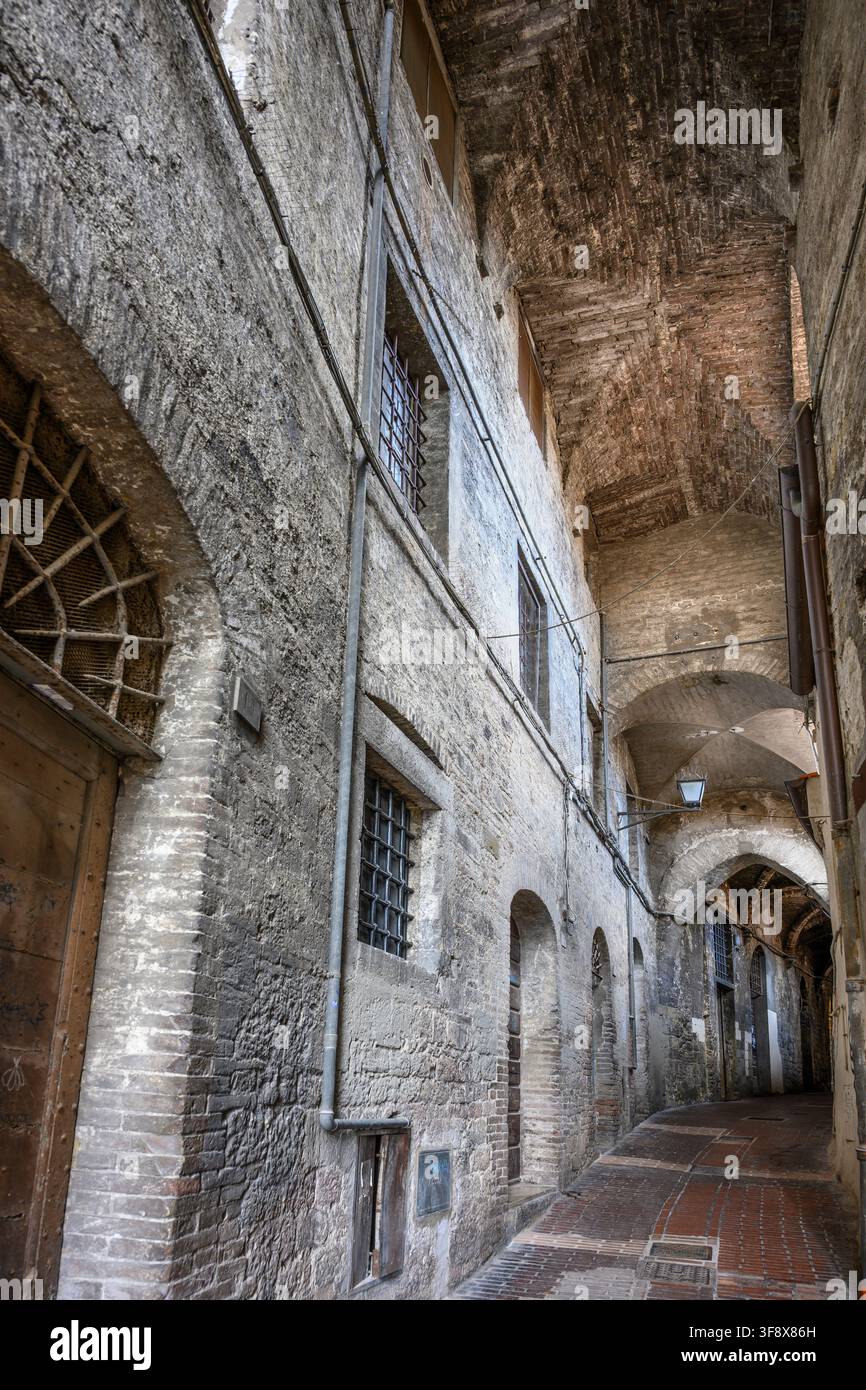La Via Volte della Pace, une ruelle médiévale du XIVe siècle composée d'un long portique voûté, suivant les lignes incurvées des murs étrusques. En t Banque D'Images
