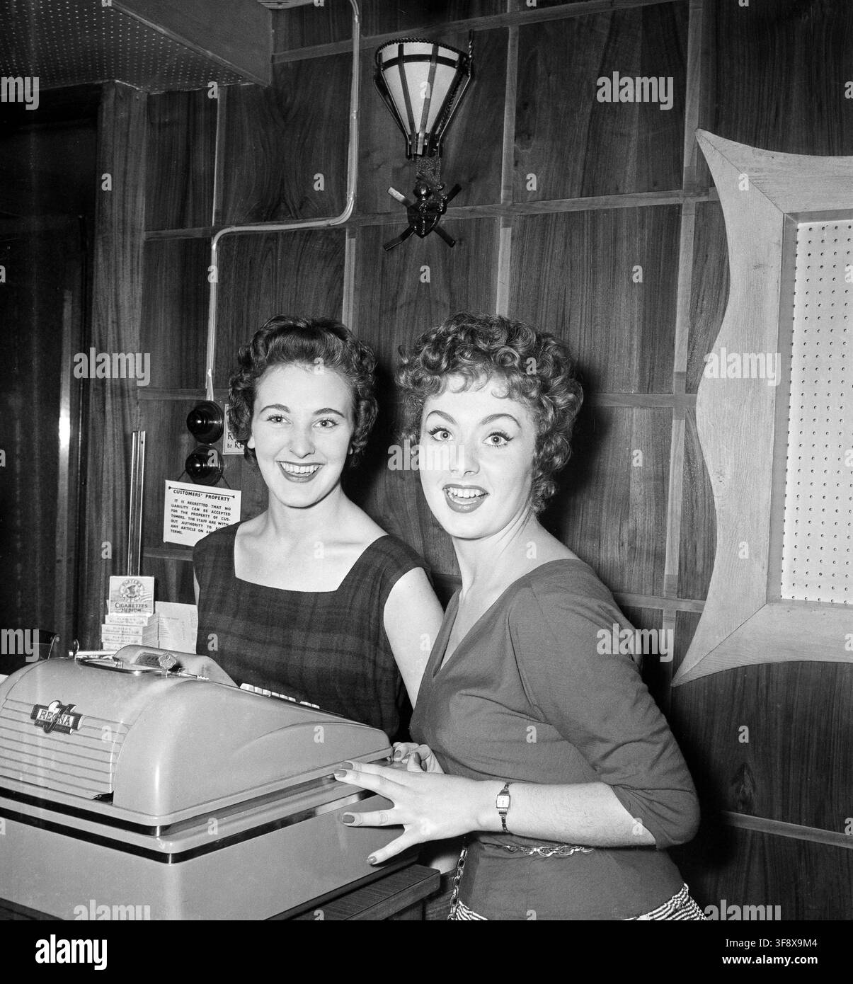 Événement pour célébrer l'ouverture du Flamingo Coffee Bar à Kensington, Londres, Royaume-Uni, en partie propriété de l'actrice Barbara Roscoe (à droite) (connue pour Les Aventuriers (1961), Cache-cache (1964) et Le Saint (1962)). le 23 novembre 1956 avec des célébrités présentes. Caisse Regna Banque D'Images