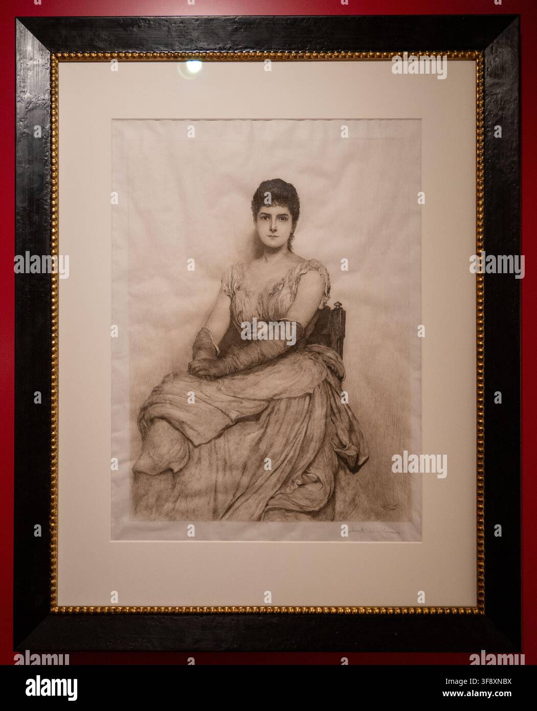 Landsberg, Allemagne - 25 juil. 26 : Portrait au crayon encadré de noir d'une femme assise affiché sur un mur rouge de musée à l'intérieur du Mutterturm. Banque D'Images