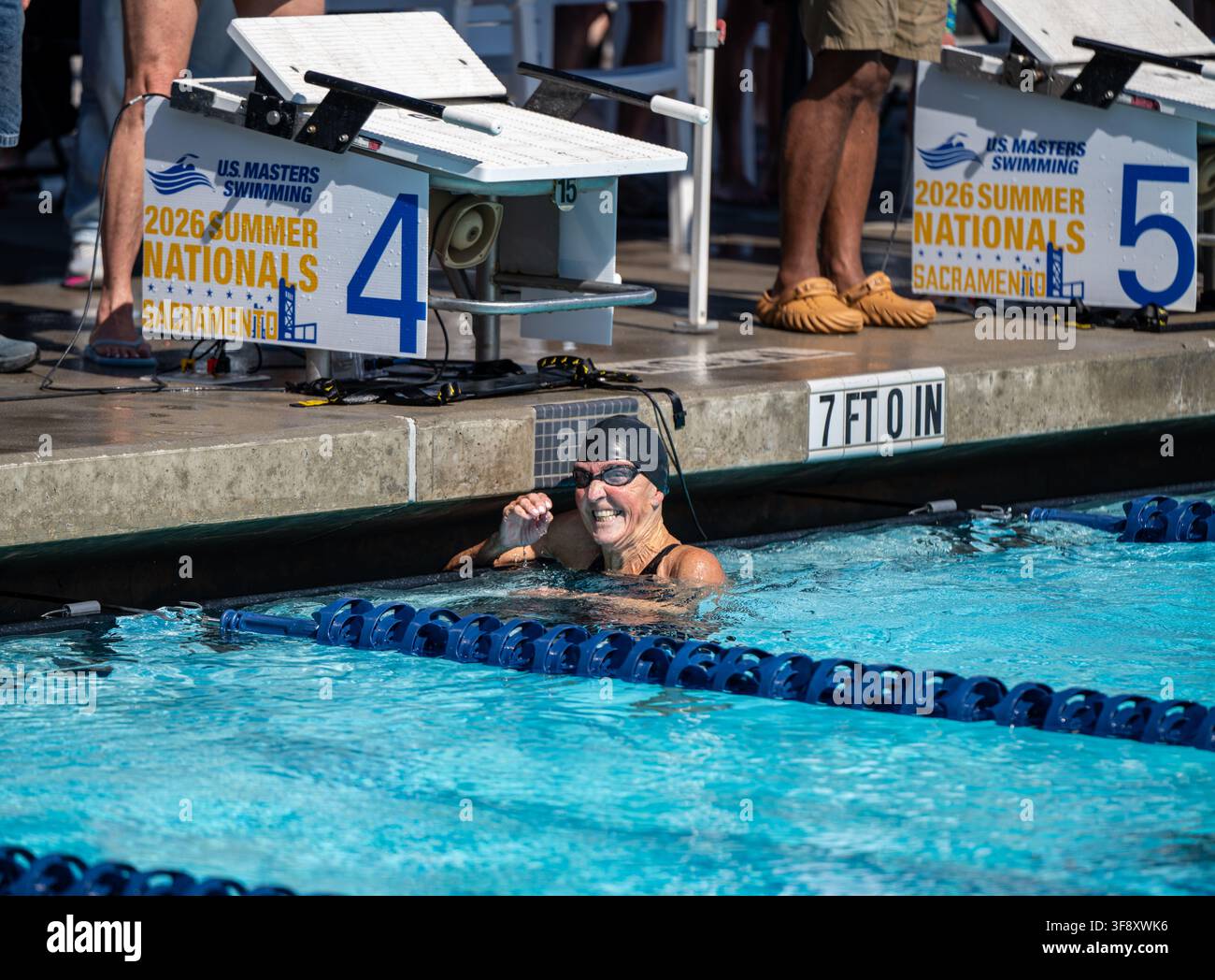 Laura Val, 74 ans, réagit après avoir établi un record du monde dans la catégorie d'âge 75-79 au 100 m nage libre lors des Masters Swimming Banque D'Images
