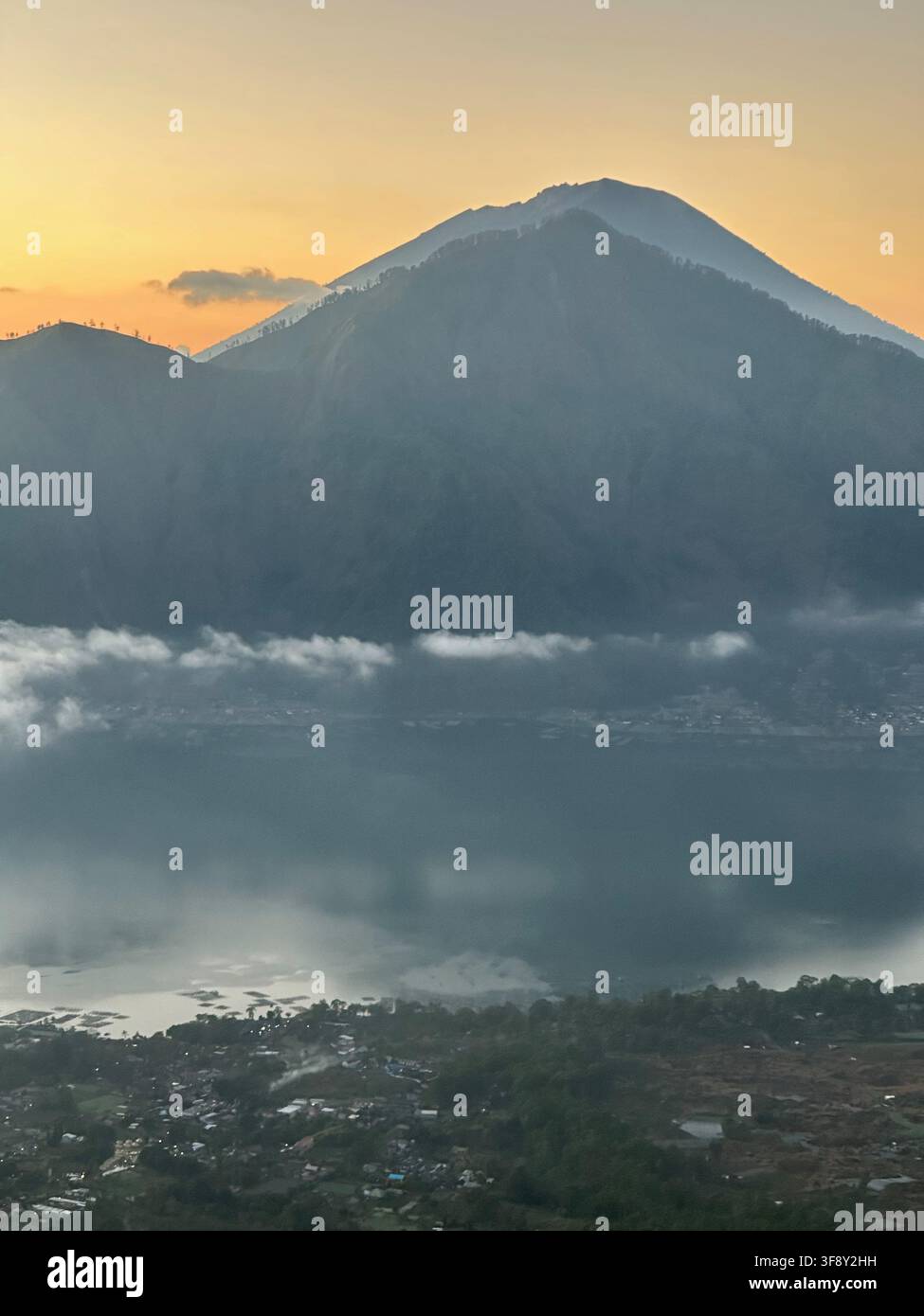Mont Agung au lever du soleil avec des nuages sur ses pentes, Bali, Indonésie Banque D'Images