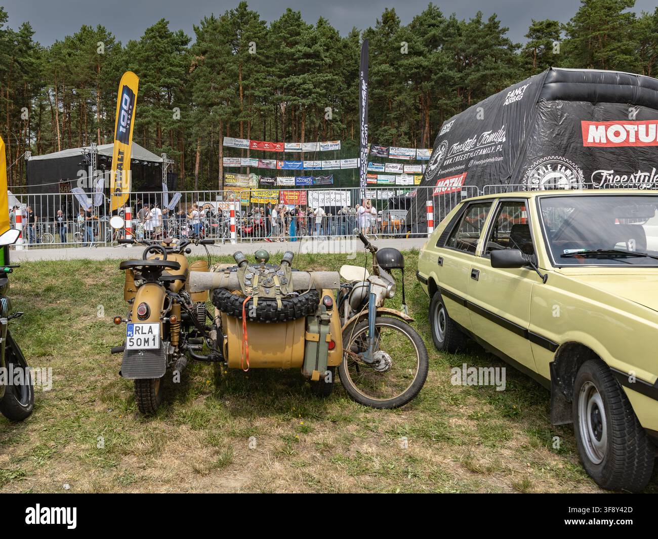 Moto vintage avec side-car exposée parmi des véhicules classiques lors du rassemblement Klamot de 2026 Banque D'Images
