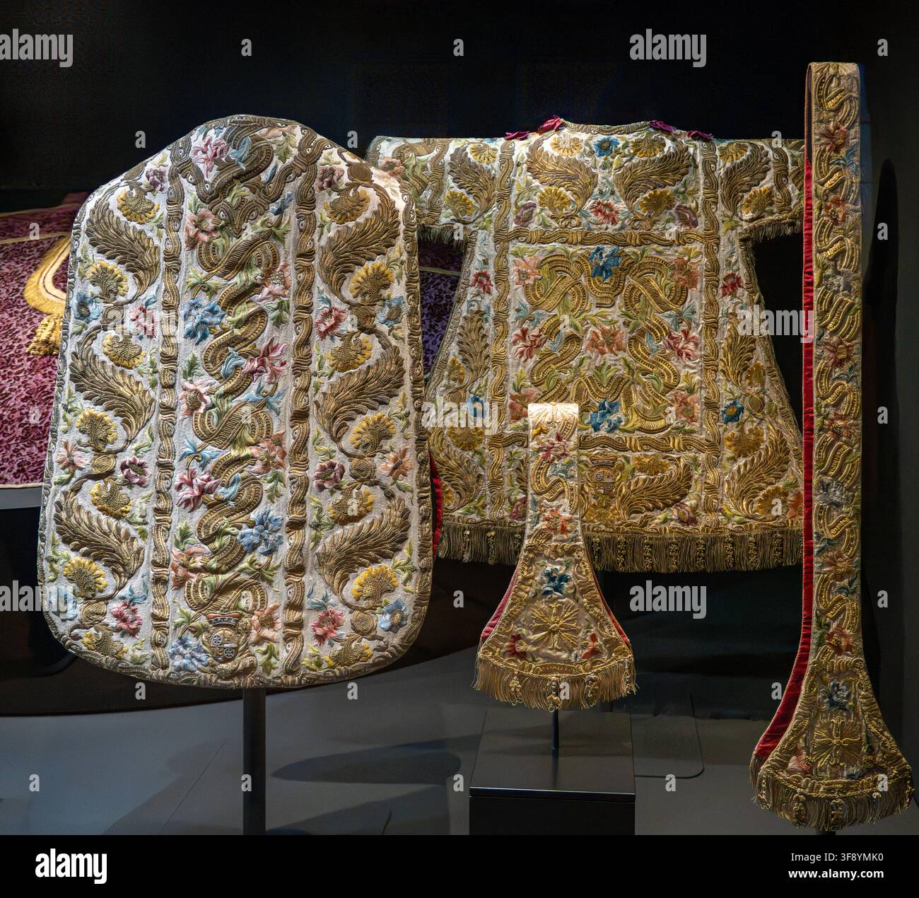 Aschaffenburg, Allemagne - 18 juil. 25 : des vêtements liturgiques brodés ornés de motifs floraux sont exposés au palais de Johannisburg à Aschaffenburg Banque D'Images