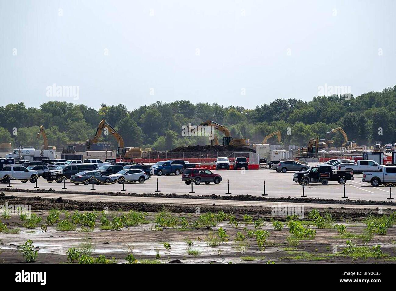 Independence, États-Unis. 14 août 2026. La construction du nouveau centre de données Nebius est vue depuis North Bly Road à Independence, Missouri, le 13 août 2026. Nebius, une entreprise d’infrastructure d’intelligence artificielle (IA), construit l’installation dans l’aire métropolitaine de Kansas City alors que la demande pour une capacité de centre de données à grande échelle continue d’augmenter à travers les États-Unis. (Photo par Emily Curiel/The Kansas City Star/TNS/Sipa USA) Crédit : Sipa USA/Alamy Live News Banque D'Images