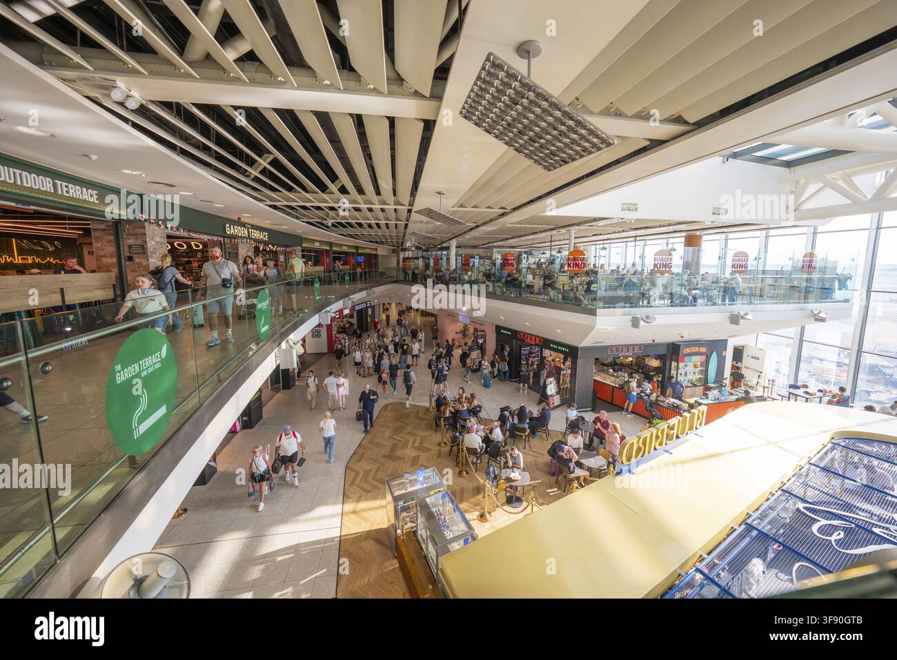 Espace intérieur lumineux d'un aéroport avec des magasins et beaucoup de monde, Aéroport, Dublin, Irlande Banque D'Images