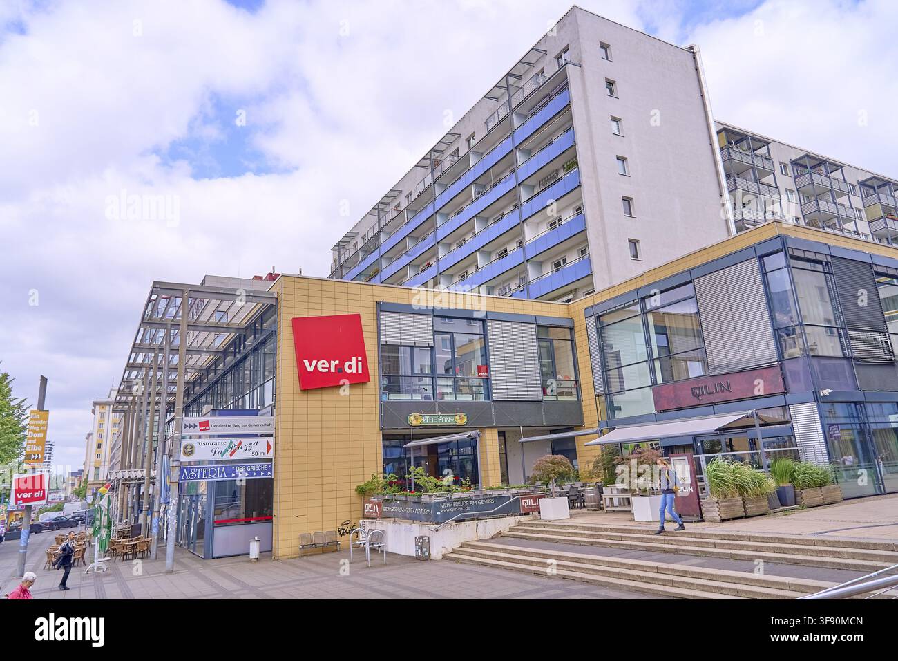 Métaphore du syndicat Ver.Di et des restaurants de catering dans le centre-ville avec ses emplois de serveur souvent non qualifiés sans diplôme scolaire wor Banque D'Images