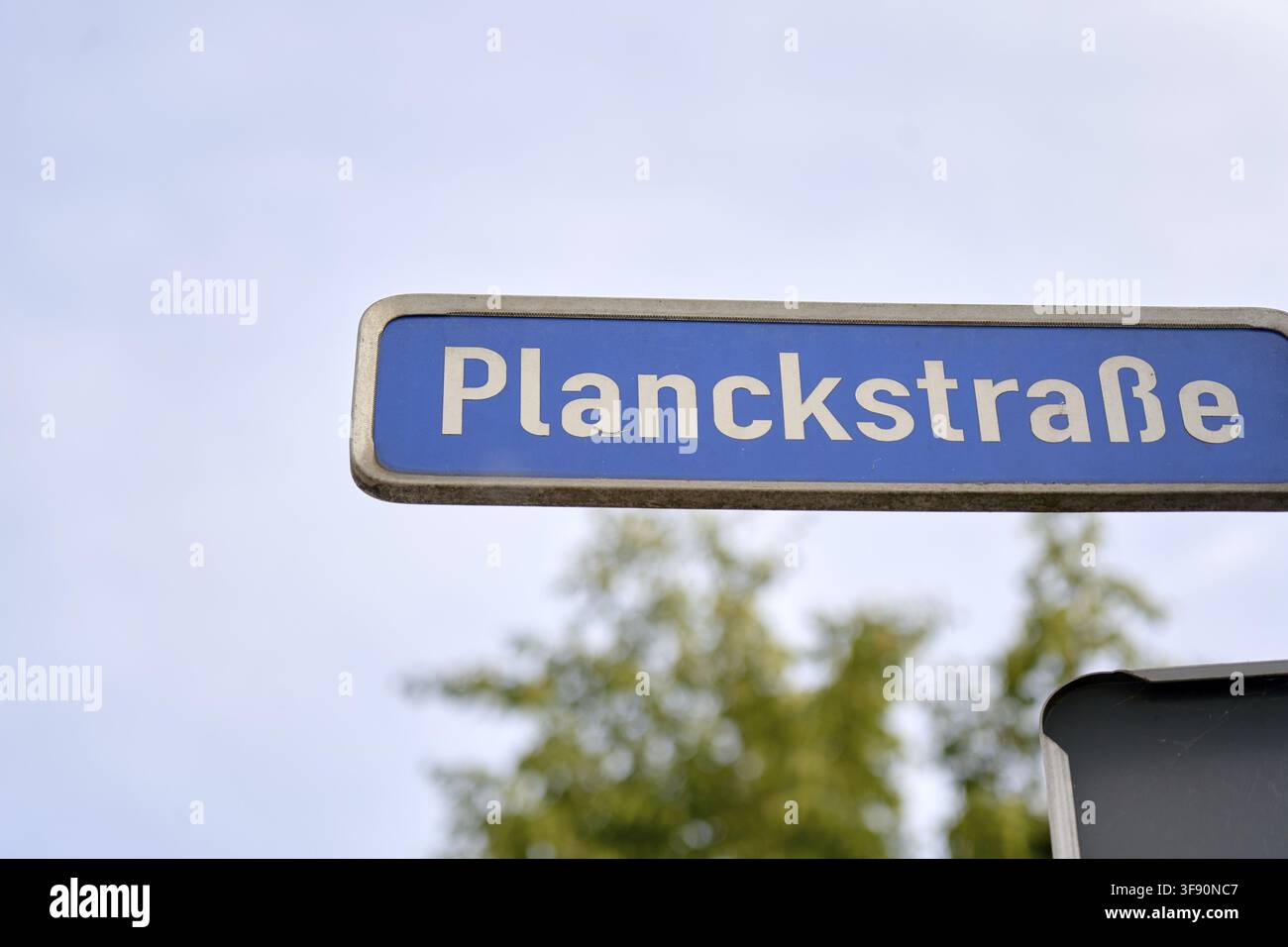 Symbole de la science et constante physique à travers le panneau de la rue Planckstrasse à Magdebourg, Saxe-Anhalt, comme métaphore de la mécanique quantique et des systèmes Banque D'Images