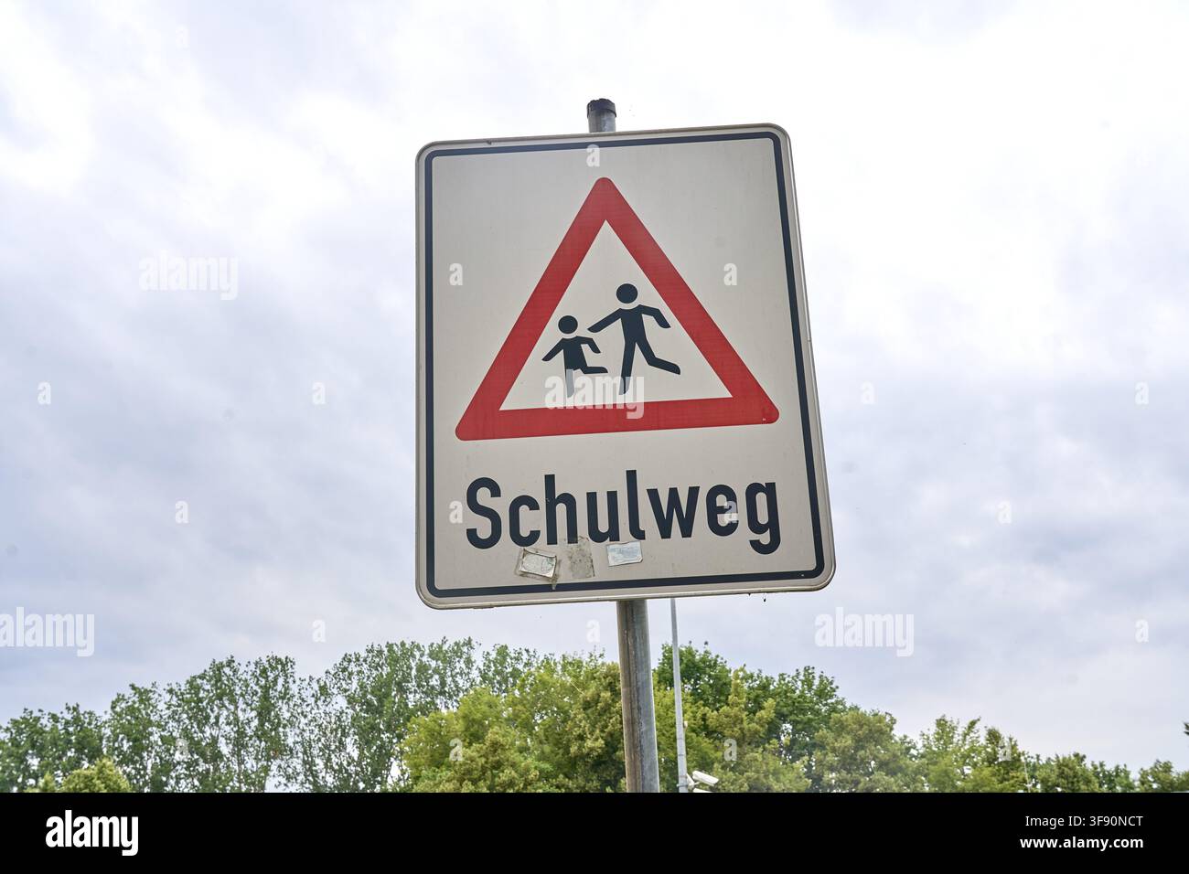 Attention, les écoliers peuvent traverser la route, veuillez conduire prudemment, un panneau routier portant l'inscription 'Schulweg' signale la proximité des écoles Banque D'Images