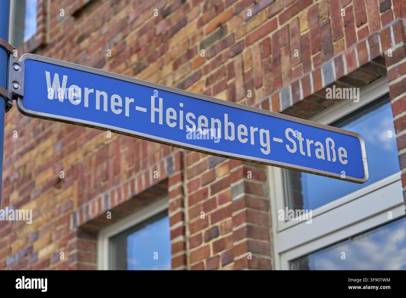 Symbole de la science et de la physique comme métaphore de la mécanique quantique dans la vie quotidienne à travers le panneau de rue Werner Heisenberg Strasse nommé d'après le Ge Banque D'Images
