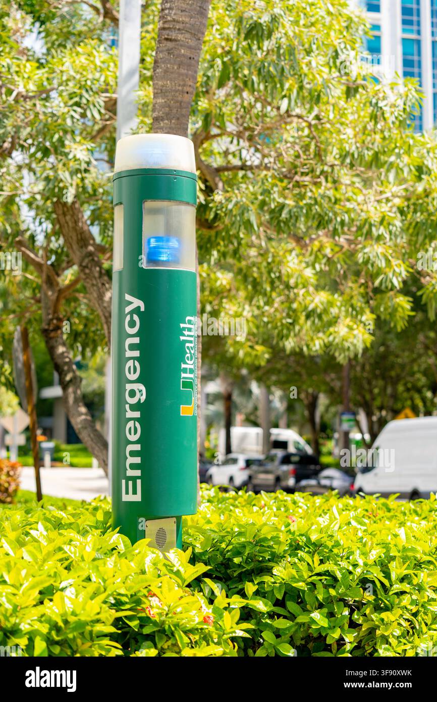 Miami, FL, États-Unis - 13 août 2026 : Boîte d'appel d'urgence U Health dans le centre-ville de Miami Banque D'Images