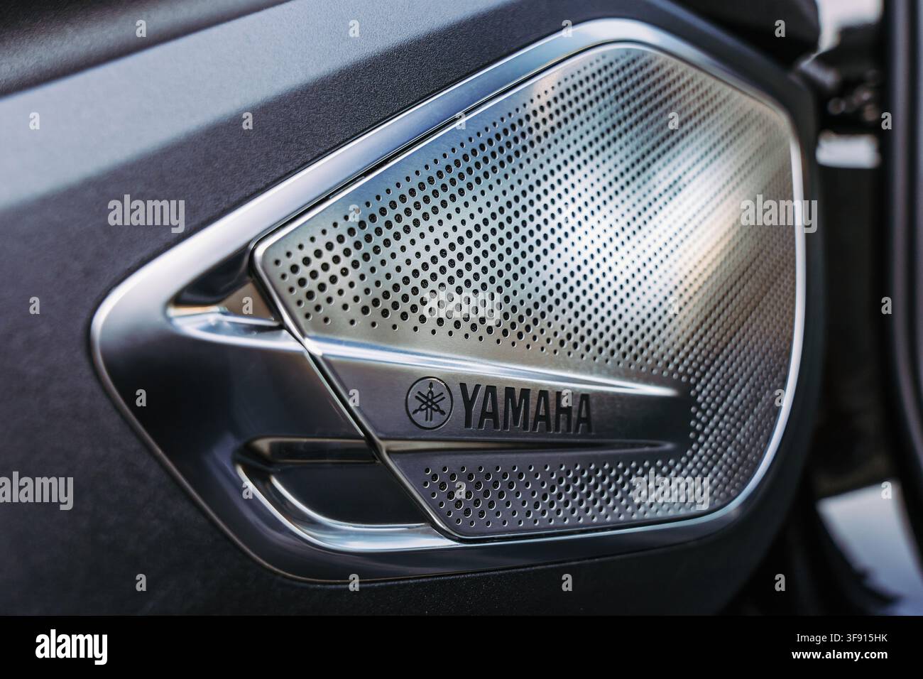 Almaty, Kazakhstan - 17 juillet 2026 : Enceinte de musique Yamaha dans la portière de la voiture. Système audio Banque D'Images