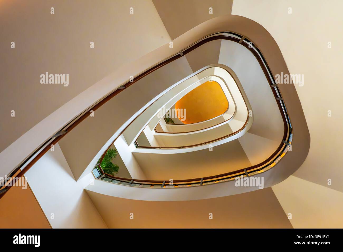 Vue de l'élégante escalier en colimaçon du Peninsula Tokyo, présentant des rampes courbes lisses et une lumière dorée chaude se reflétant depuis le centre à Ch Banque D'Images