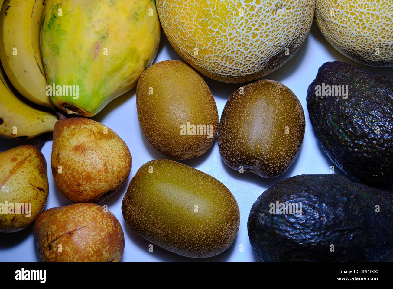 Différents fruits (kiwi, papaye, melon, avocat, poire, banane) Banque D'Images
