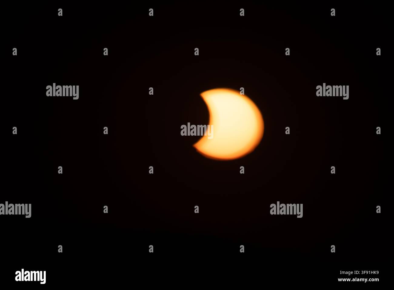 Phases d'éclipse solaire partielle ou totale, la lune passe entre la Terre et le disque solaire, orbite circulaire, plan orbital, phénomène naturel, de plus en plus étroit Banque D'Images