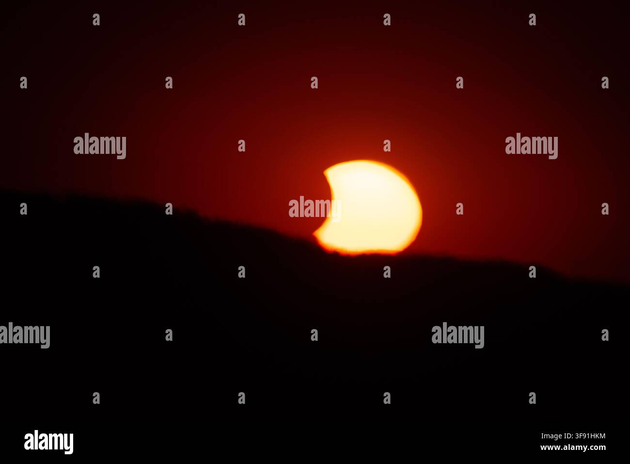 Phases d'éclipse solaire partielle ou totale, la lune passe entre la Terre et le disque solaire, orbite circulaire, plan orbital, phénomène naturel, de plus en plus étroit Banque D'Images