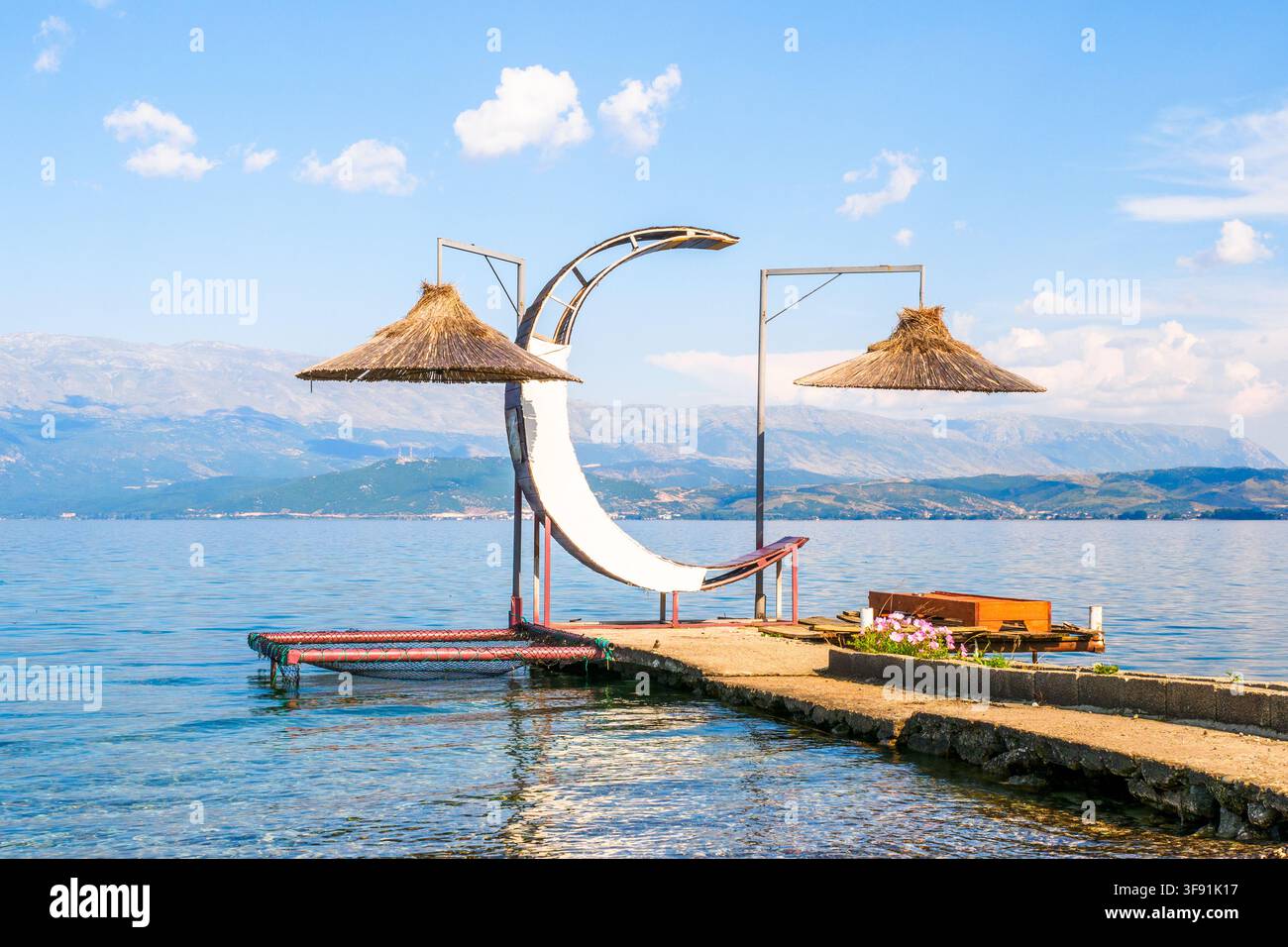 Une jetée d'observation du Red Stone Beach Bar Camping Restaurant au lac Ohrid près du village de Memelisht - Pogradec, Albanie Banque D'Images