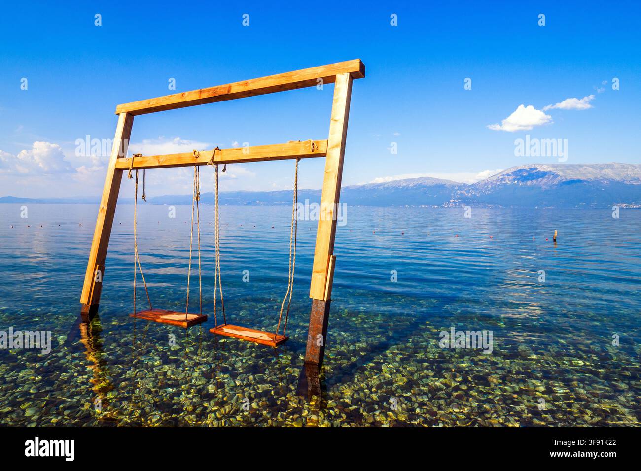 Une balançoire du Red Stone Beach Bar Camping Restaurant au lac d'Ohrid près du village de Memelisht - Pogradec, Albanie Banque D'Images