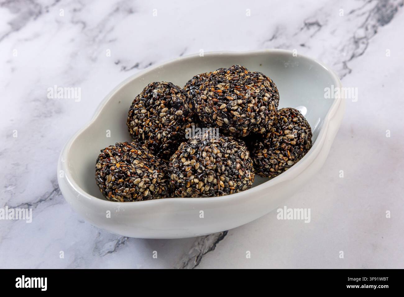 Boules de collation enrobées de sésame Nourriture sucrée traditionnelle Banque D'Images