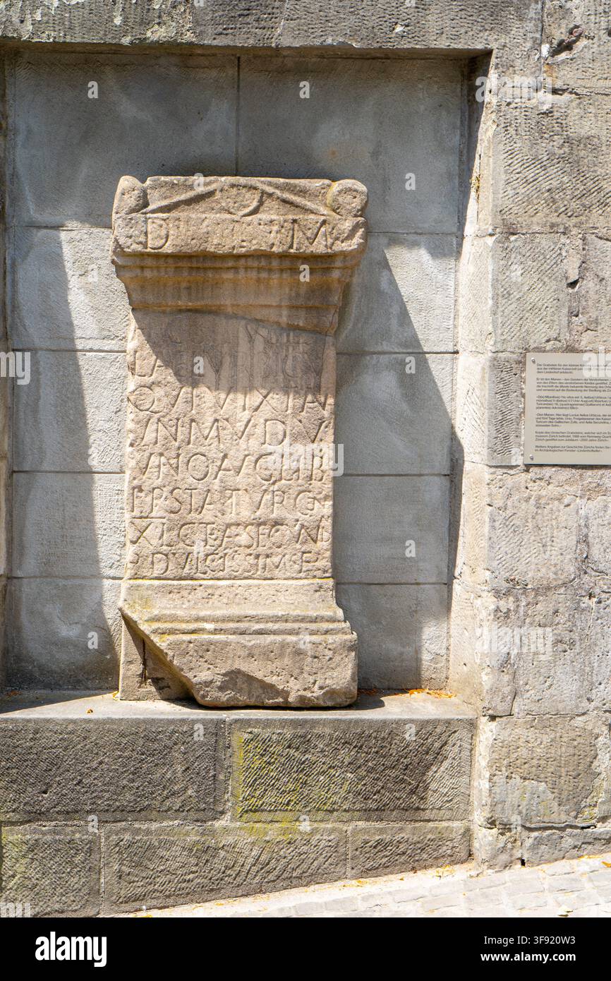Pierre tombale pour Lucius Aelius Urbicus. Réplique d'une stèle funéraire romaine antique avec inscription latine sur la colline de Lindenhof à Zurich, Suisse. Banque D'Images
