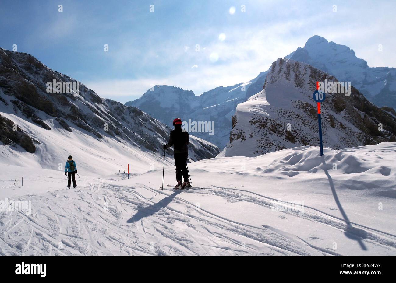 Dans la zone de ski du First au-dessus de Grindelwald, région du Jungfrau en hiver, Oberland bernois, Suisse Banque D'Images