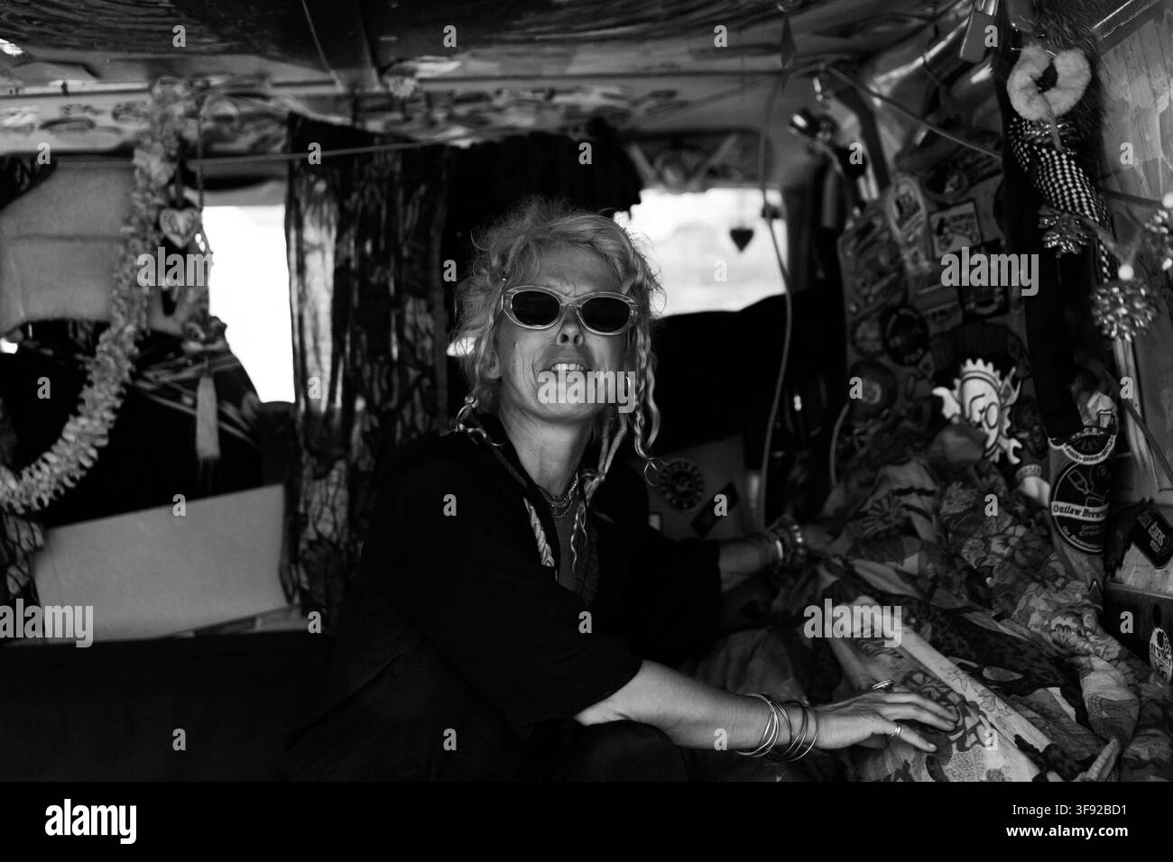 Femme bohème se détendant à l'intérieur d'un camping-car décoré Banque D'Images