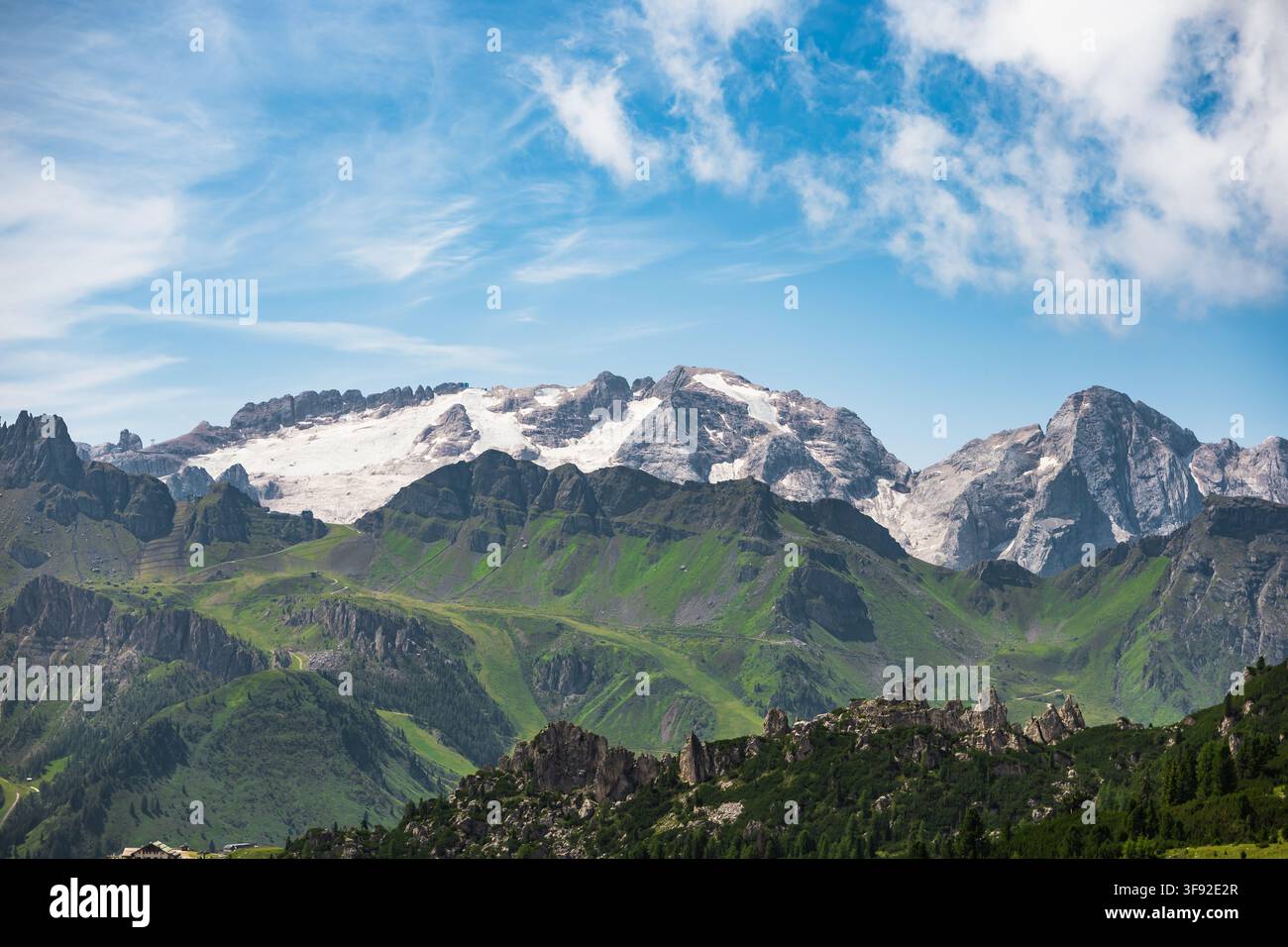 Glacier et sommets du Marmolada dans les Dolomites italiennes Banque D'Images