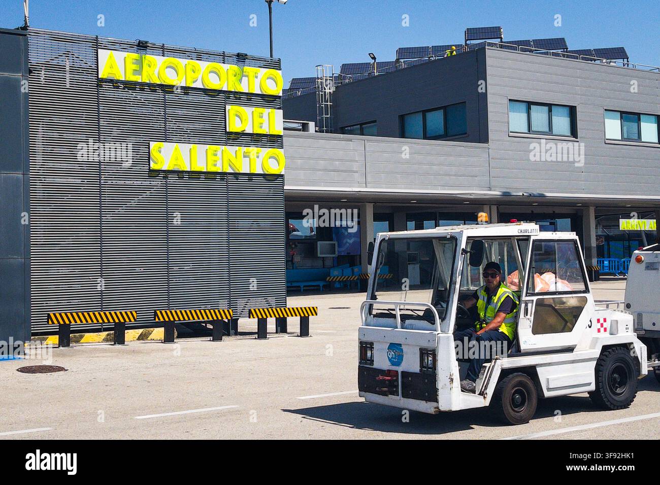 Opérations au sol à l'extérieur du terminal de l'aéroport de Brindisi dans le sud de l'Italie. - Image de stock capturée avec un smartphone