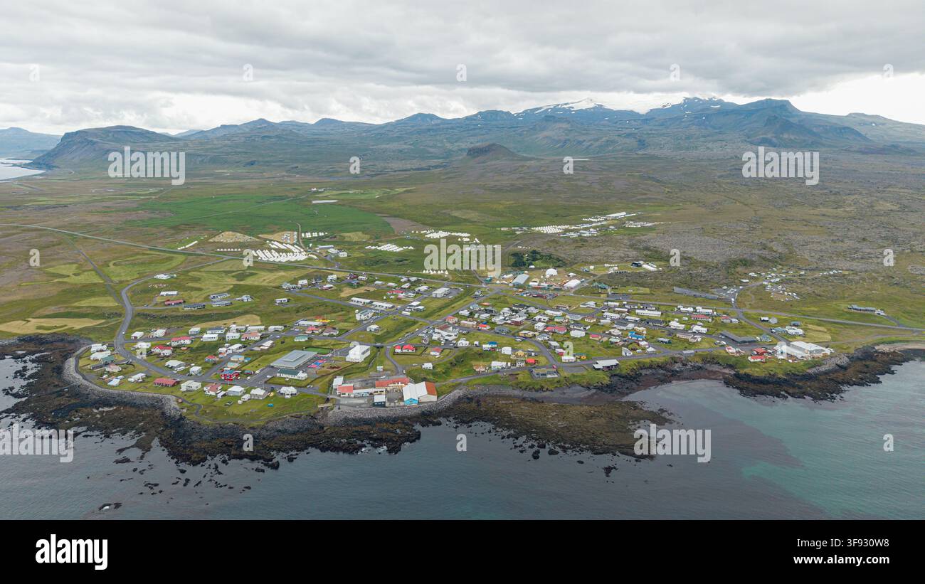 Vue aérienne du village de Hellissandur et du camping festival lors du festival d'éclipse solaire totale de 2026, péninsule de Snæfellsnes, Islande. Banque D'Images
