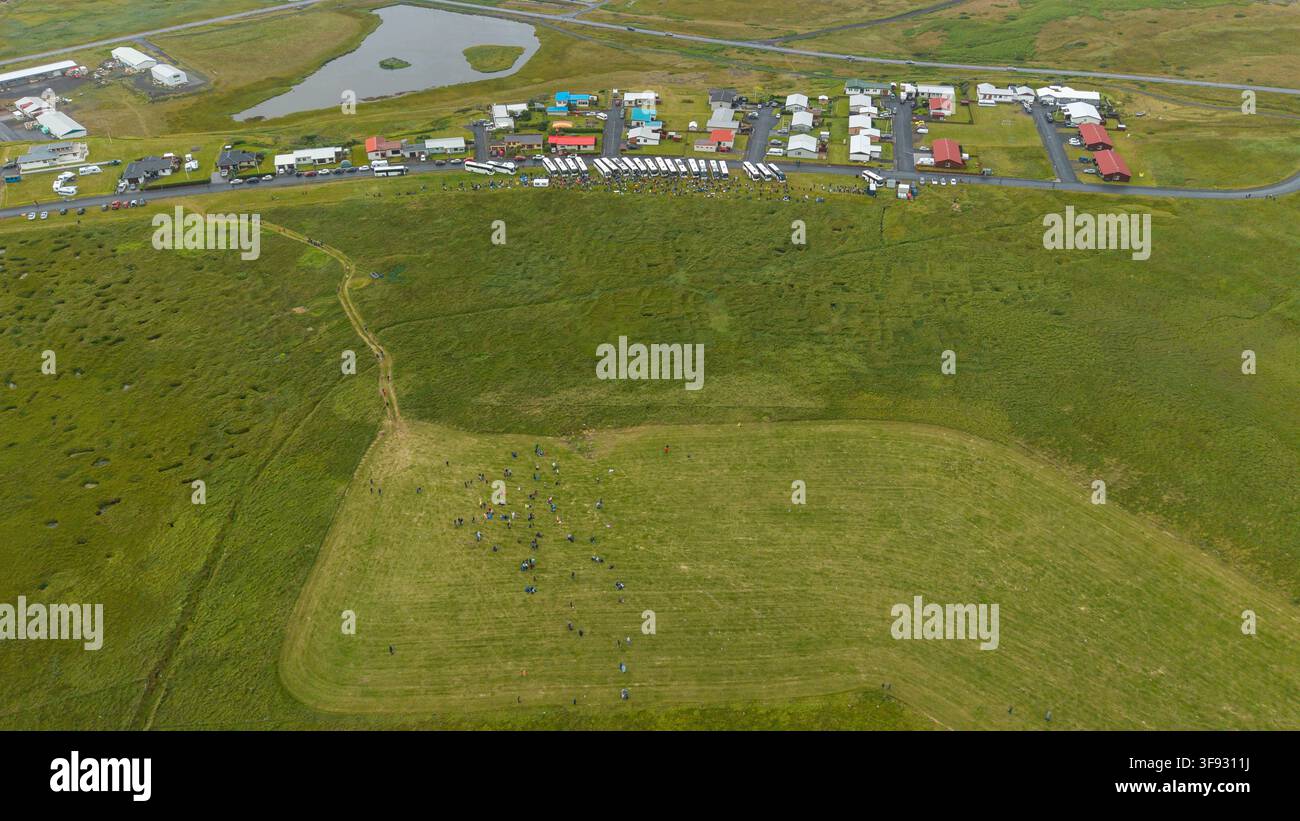 Rif, Islande, 12 août 2026. Une vue aérienne montre des bus garés le long de la route et environ 1 200 visiteurs rassemblés dans les champs près du village de Banque D'Images