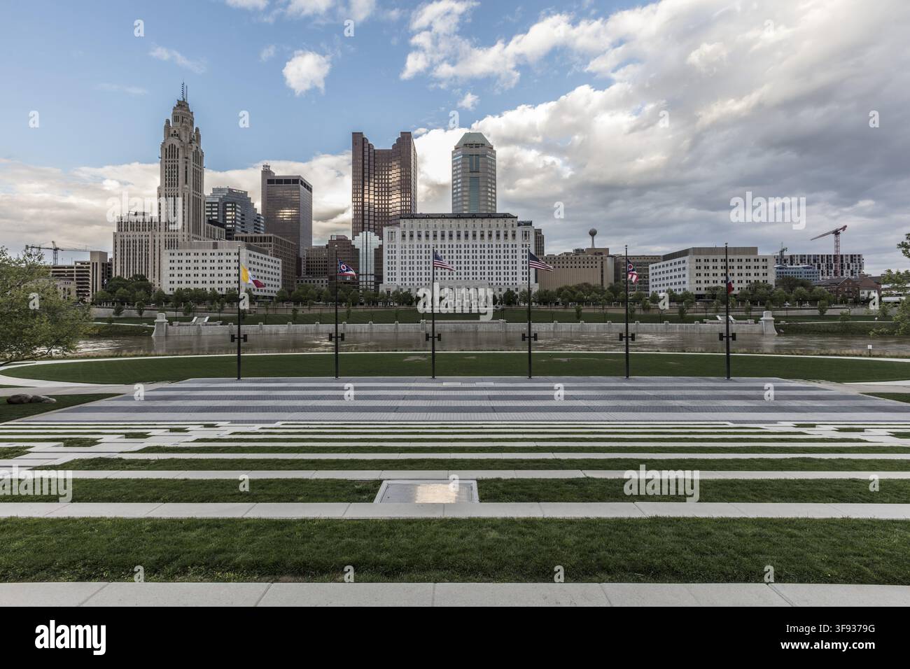 Vue de la skyline de Columbus à travers la rivière Scioto, mettant en vedette des gratte-ciel modernes, la tour historique LeVeque et le parc paysager Scioto Mile ar Banque D'Images