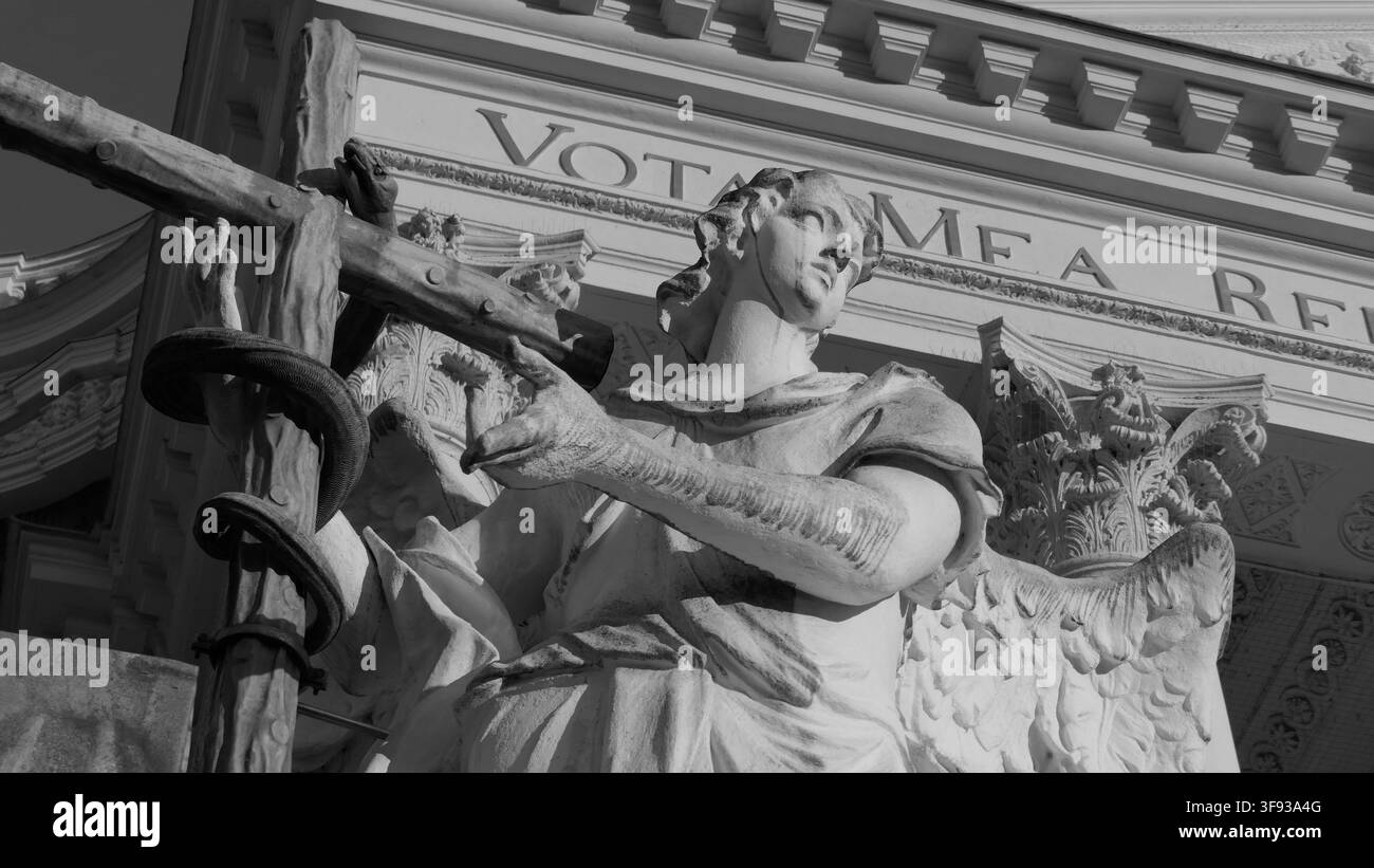 Ange avec le Serpent de Bronze à l'église Saint-Charles à Vienne - Noir et blanc Banque D'Images