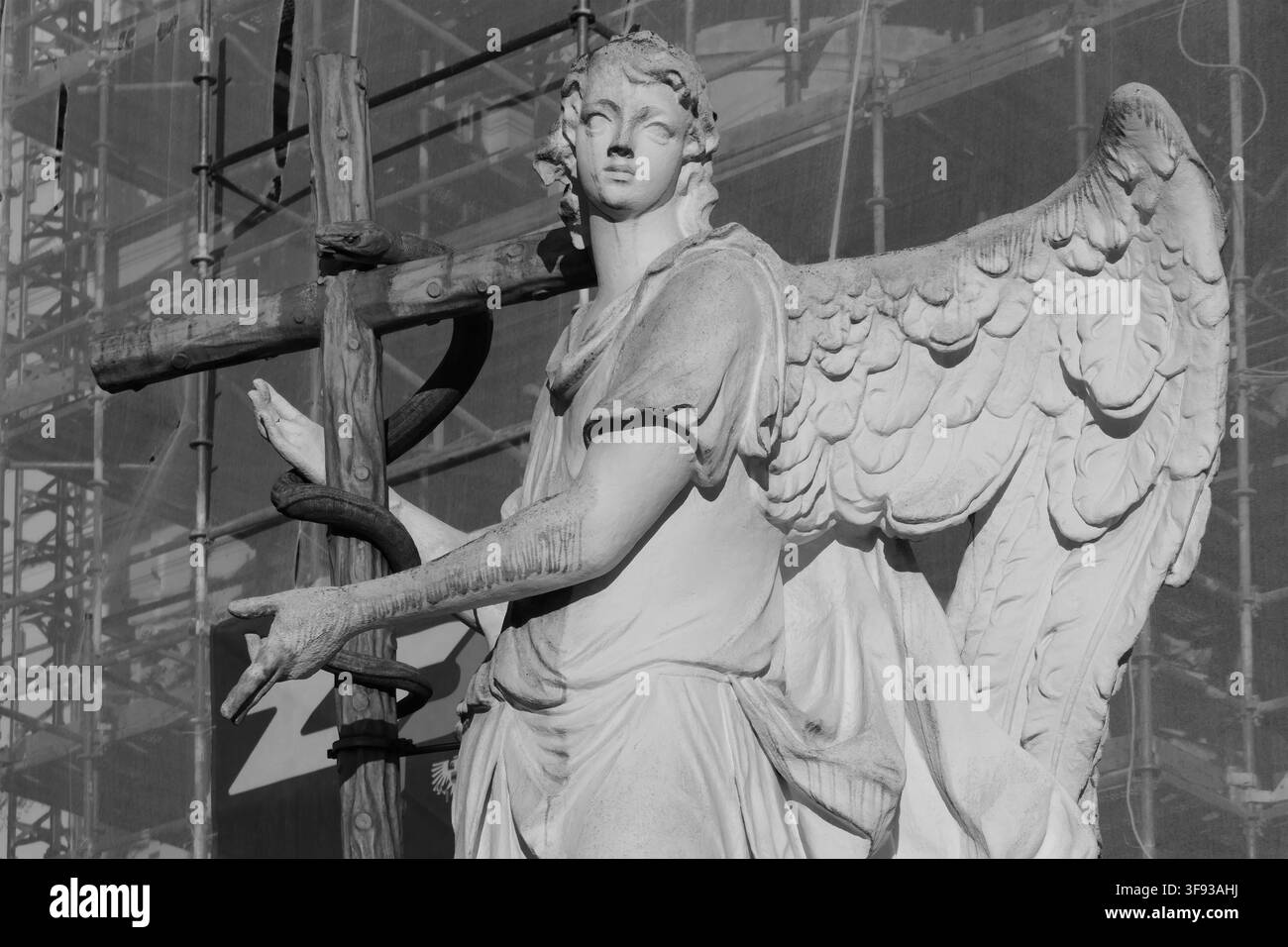 Ange baroque avec le Serpent de bronze à la Karlskirche pendant les restaurations - Noir et blanc Banque D'Images