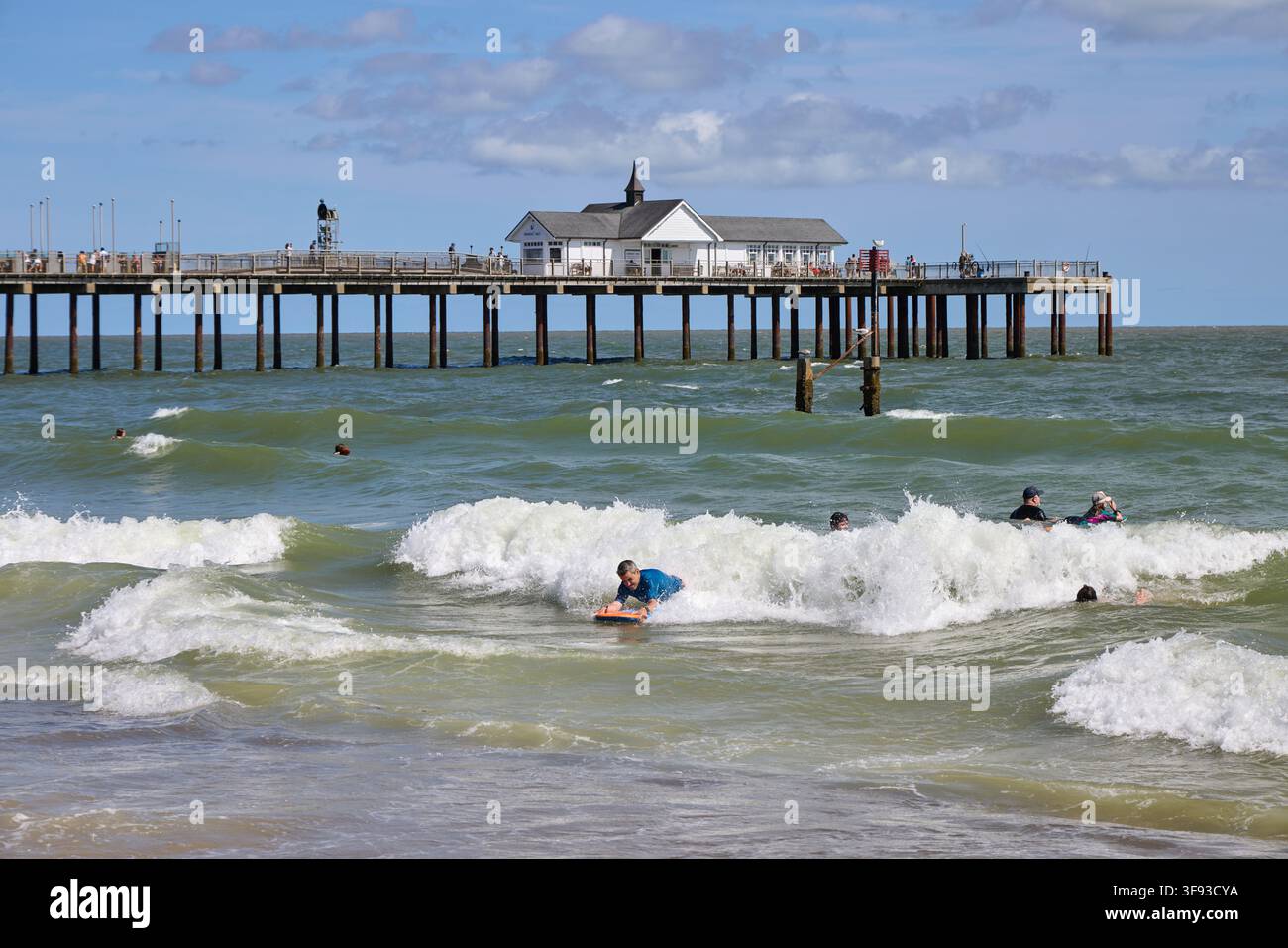 Le pier de Southwold s'étendant dans la mer du Nord sur la côte du Suffolk, vu depuis la plage. Le célèbre pier victorien est un point de repère de Southwold Banque D'Images